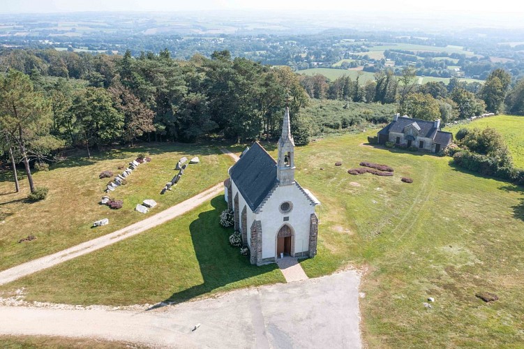 Bar restaurant situé dans la commune de Le Quillio (Départ. 22) 

Le Quillio est situé en Centre Bretagne, commune dynamique de 600 habitants, au cœur d’un environnement naturel et culturel privilégié avec des chemins de randonnées, un patrimoine historique mais aussi de nombreuses associations. Concernant l’activité économique, nous comptons un grand nombre d’entreprises et d’exploitations agricoles. 

Le Quillio et ses habitants vous attendent ! 
 

C’est dans ce contexte dynamique que nous sommes à la recherche de repreneurs pour le bar-restaurant. Il est proposé un loyer de 900 € HORS TAXES comprenant des murs commerciaux (500€ HT) et d’habitation à louer (400€ HT). Le local commercial est composé d’une salle de restaurant, une salle de bar, une cuisine aménagée et équipée et surface épicerie. Au sous-sol : deux réserves, une chaufferie, un garage, un préau.
La partie habitation à l’étage se compose de trois chambres, un salon, une cuisine, un bureau, une salle de bain et WC. Le commerce se situe aux abords d’une route départementale avec un passage de plus de 2000 véhicules / jour.

Afin d’assurer une rentabilité économique, il est important de présenter un projet viable ayant fait l’objet d’une étude de marché et d’avoir réalisé un prévisionnel comptable. Ce commerce peut être exploité en restaurant – bar, avec une ouverture en semaine le midi et certains soirs, et le week-end. Il est également possible de développer une activité de multiservices (épicerie d’appoint, relais colis…).



Conditions de recevabilité : 	Apport personnel de 5 000€ minimum 
				Permis d’exploitation 
				Permis hygiène 
CV et Présentation d’un projet avec prévisionnel comptable sur 3 ans

Pour plus de renseignements, vous pouvez contacter le Service de Développement économique de Loudéac communauté Bretagne Centre au 02 96 66 09 09 ou par mail c.videlo@loudeac-communaute.bzh