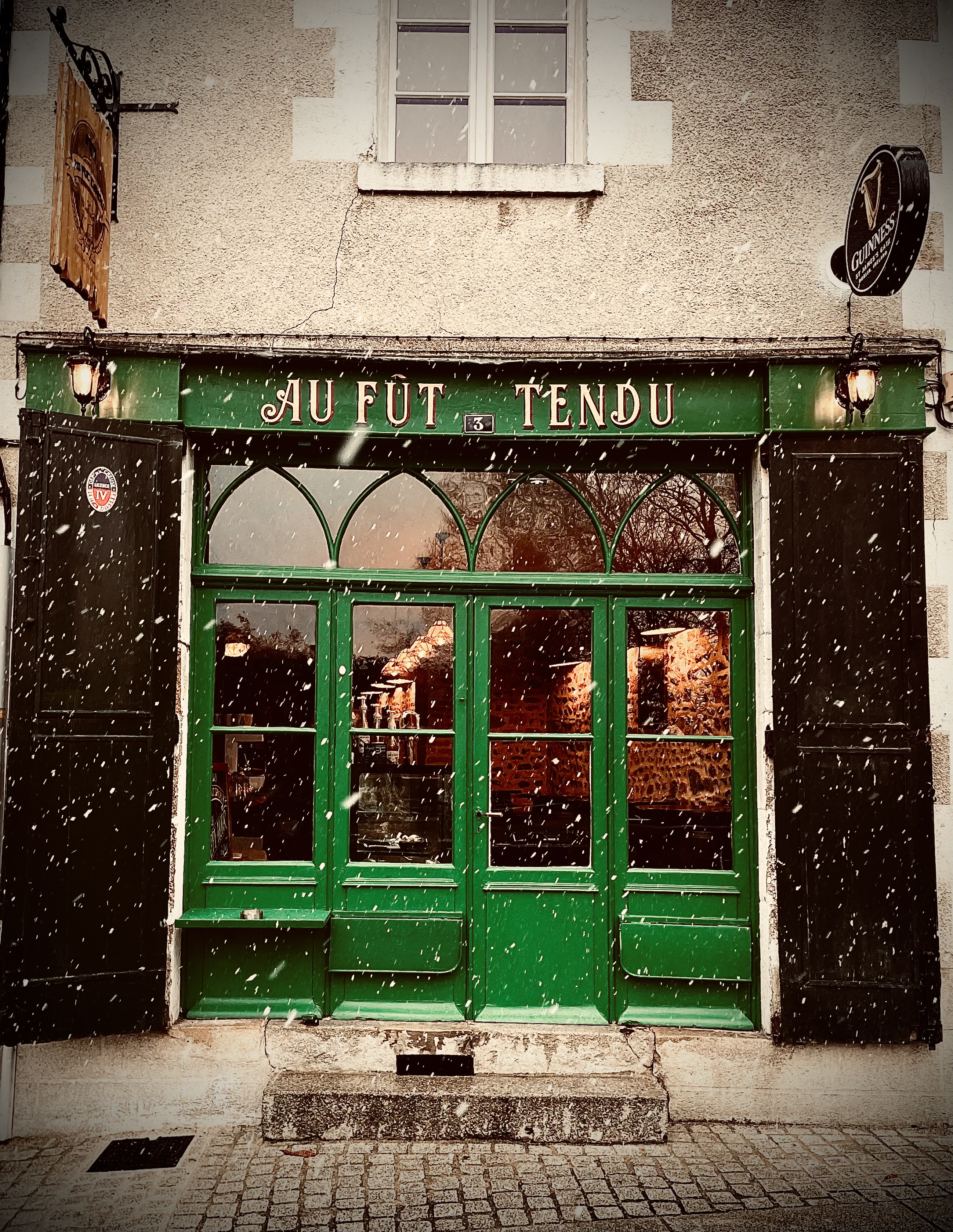 Je vends mon Pub irlandais qui ne demande qu'à se développer. Il s'agit très certainement d'un des plus beau pub de Creuse, à l'ambiance cosy et raffinée.
Il est situé dans le village thermal d'Evaux les Bains, dont la cure se déroule entre le mois de mars et de novembre.  
Je vends le fond de commerce pour un montant total de 50000€. Il est aussi possible que je vende le tout: fond de commerce + les murs pour un montant total de 125000€. 
Le pub a été entièrement créé en 2024 et a été restauré du sol au plafond avec des matériaux de qualité la même année. Evidemment, l'électricité est entièrement neuve, ainsi que la plomberie. La toiture est parfaite de même que la charpente. Aucun travaux à prévoir. 
À l'étage, l'acheteur peut effectuer des travaux de rénovation, afin d'agrandir la salle ou alors, de créer un appartement. Toutes les fenêtres ont été changées par du double vitrage en 2024.  La superficie de l'immeuble est d'environ 170m2, et la superficie du Pub est d'environ 55m2.