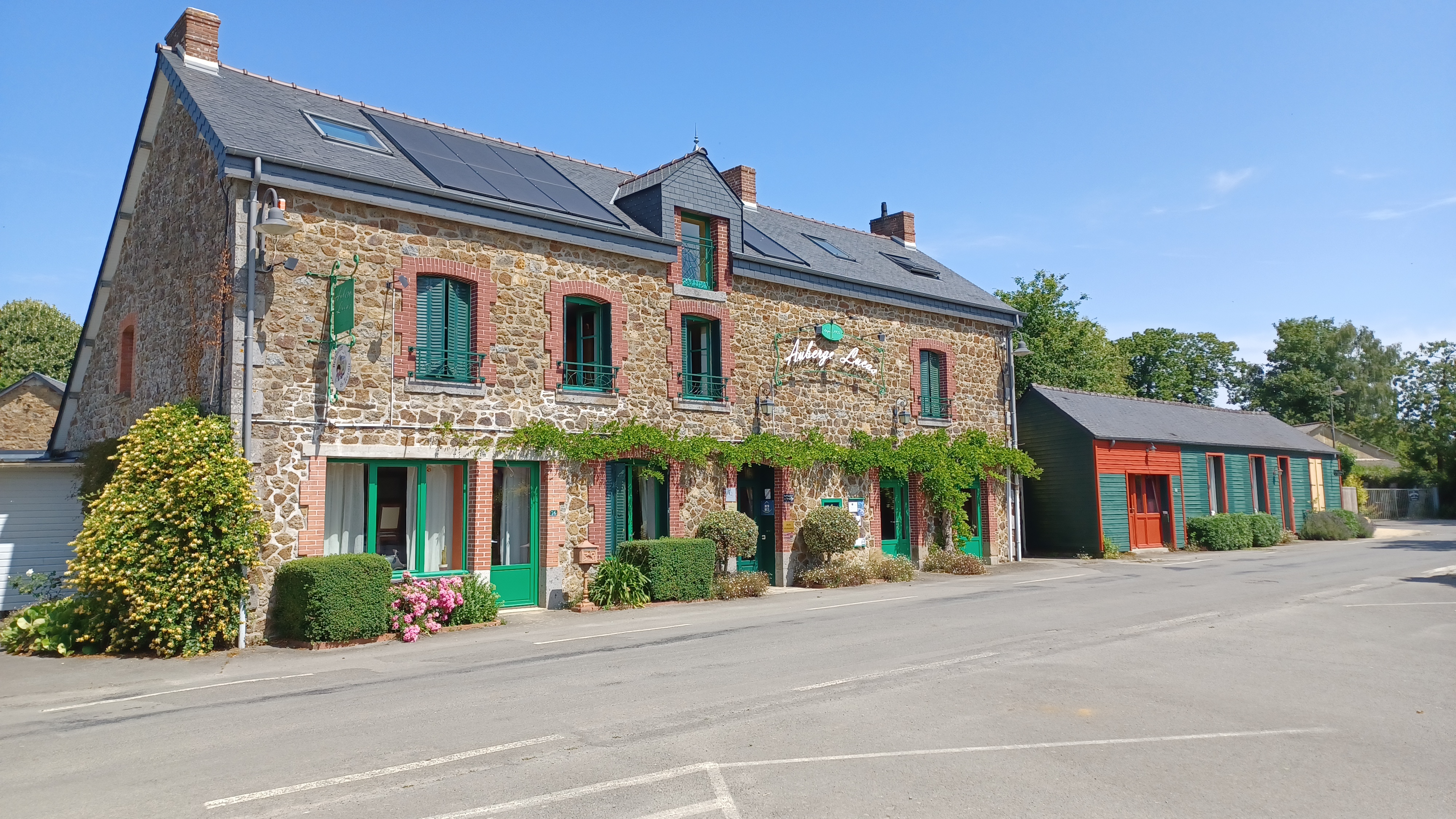 Vente Fond de commerce de restaurant avec licence IV Opportunité à saisir à 20min de Rennes
Dans le triangle Rennes - Saint-Malo - Dinan, auberge avec fort potentiel événementiel à reprendre.
Un lieu clé en main pour restaurateurs, traiteurs ou porteurs de projet.
Un établissement reconnu dans la région depuis 90 ans. 

Le lieu permet une exploitation immédiate, tout en offrant de réelles marges de développement grâce à ses volumes, sa modularité, son parc et une offre d’hébergement sur place avec des chambres d'hôtes. 

Ouverte en 1935 à Cardroc, l’Auberge Lucas perpétue depuis plus de 90 ans un savoir-faire familial. À l’origine boucherie reprise par les grands-parents de Pascal, l’établissement évolue grâce à la grand-mère qui propose cafés puis activité traiteur. En 1995, Anne et Pascal, troisième génération et Maîtres Restaurateurs, reprennent le flambeau, réalisent d’importants travaux et créent un parc paysager. Aujourd’hui, l’auberge défend une cuisine 100 % maison, de l’entrée au dessert, avec pour spécialité emblématique la tête de veau.

site : www.aubergelucas.com
site : www.restaurant-en-vente-bretagne.fr