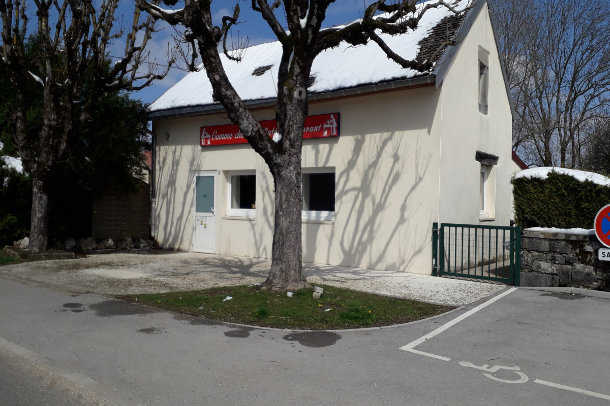 Au coeur d'un secteur touristique, proche d'Ornans et de la vallée de la Loue, entre Besançon et Pontarlier, Trepot est un village chaleureux du Doubs.
Nous recherchons des personnes motivées pour faire vivre un lieu qui existe depuis très longtemps au coeur du village: le bar/restaurant.
Il se compose d'une salle d'une trentaine de couverts (40 m2), d'une cuisine (16 m2 à équiper), d'un bar (15m2), d'un grenier (rangement), d'un coin sanitaire, d'une terrasse extérieure tranquille dans une cour fermée.
Il dispose de parkings de proximité.
Se situant dans un secteur dynamique, possible clientèle ouvrière le midi. Terrain associatif riche.
Possibilité de création de services.

Tarif de location: 655 euros
Disponible à partir du 1er avril
Vous pouvez vous présenter et exposer vos projets par mail. L'équipe municipale étudiera les dossiers de candidature.

Commune de TREPOT
3 place de la Mairie
25620 TREPOT

Tél : 03 81 86 73 32
Mail : mairie.trepot@wanadoo.fr

Ouverture au public :
Du mardi matin au samedi matin de 9 h 00 à 11 h 00.