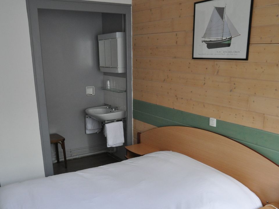 Opportunité de reprise d’un établissement à proximité des plages et de nombreux attraits touristiques.

Description du bien

Véritable institution, cet hôtel de 8 chambres au confort simple est idéalement situé : dans le centre-ville d’une commune dynamique située sur l’axe Nantes -Brest.

Certaines chambres peuvent recevoir jusqu’à 4 personnes. Le restaurant possède une belle capacité avec une salle de 70 couverts, ainsi que 2 terrasses qui ajoutent une trentaine de couverts.

L’établissement est tenu par un couple et a été entretenu régulièrement : chaudière neuve par exemple.

Les commerces, ainsi qu’un centre culturel sont à proximité immédiate et plusieurs parkings sont facilement accessibles. Situé également au cœur de l’animation du grand marché hebdomadaire.

Le chiffre d’affaires s’élève à 370 000 € HT et peut encore être développé.

Surface du bien :

Surface de 500 m²
Restaurant de 70 places intérieures + 36 en terrasse
8 chambres

Localisation :

A pied :
- Dans une rue piétonne, à proximité immédiate des commerces

En voiture:
- Sur l'axe Nantes - Vannes - Brest (RN 165)
- 20 mn de Vannes, 1h de Saint Nazaire et 1h15 de Nantes

Attraits touristique :
- A 5 minutes des plages
- A 15 minutes de la Roche-Bernard
- A 10 minutes du Parc animalier et botanique de Branféré

Conditions d'acquisition :

Murs : 370 000 €

Caractéristiques / Atouts :

- proximité du littoral
- établissement aux normes
- matériel très bien entretenu, mobilier récent
- nombreux attraits touristiques à proximité
- bonne réputation, noté 4,4 sur Google (315 avis)