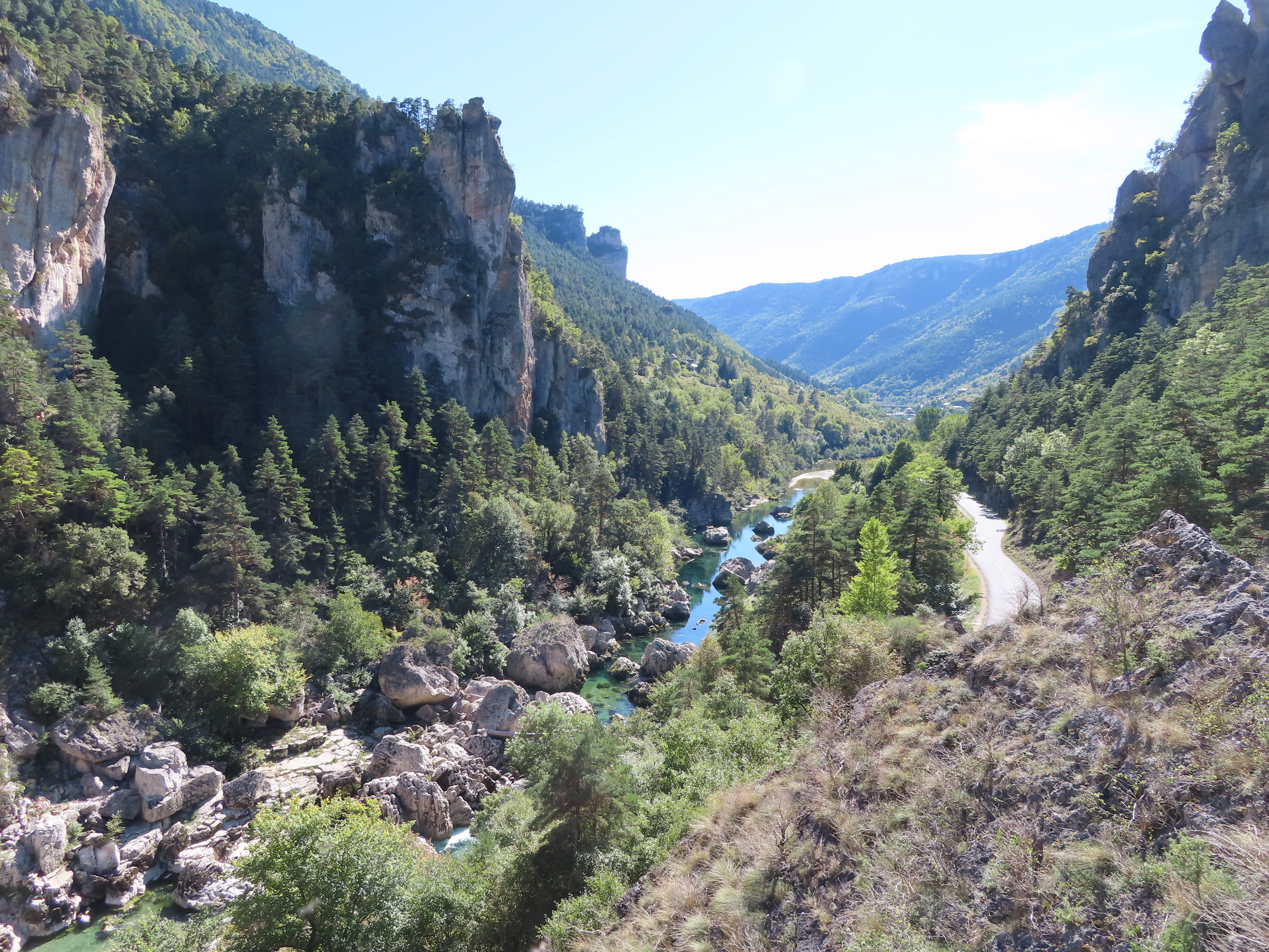 A reprendre, belvédère offrant un point de vue atypique des Gorges du Tarn avec un commerce attenant spécialisé dans la vente de cadeaux-souvenirs et produits régionaux.
Situé au cœur des Gorges du Tarn, sur un axe touristique majeur, le magasin est situé en bord de route, au pied du belvédère, avec stationnement à proximité directe.
 
Le magasin offre une surface de vente de 15 m² et une réserve de 18 m². Il est équipé d’un système de vidéo surveillance et propose une gamme de produits locaux (miel, bières artisanales, liqueurs, confitures, biscuits) ainsi qu’une sélection d’articles souvenirs (tee-shirts, bijoux, magnets, cartes postales, peluches…).

Le belvédère est accessible par un escalier menant à une plateforme bétonnée d’environ 80 m², offrant un panorama exceptionnel sur les Gorges du Tarn.

 Aucun salarié à reprendre. Possible accompagnement du repreneur.