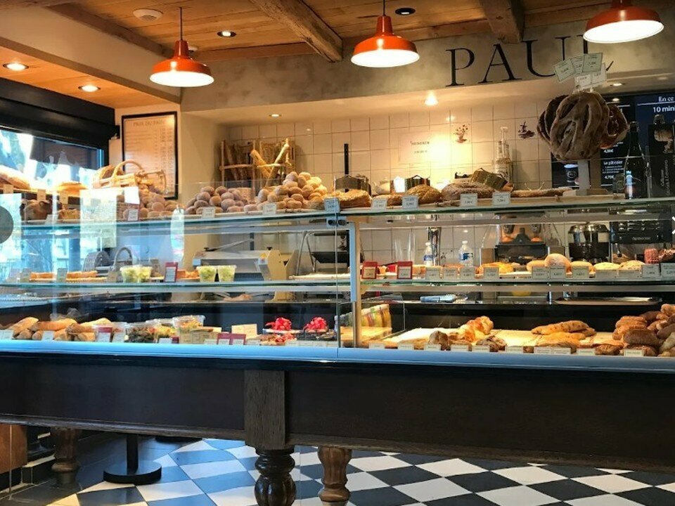 Opportunité de reprise d’un fonds de commerce de boulangerie-pâtisserie exploité sous une enseigne nationale reconnue, structuré autour de deux points de vente complémentaires. Le site principal développe une surface totale de 300 m² : 150 m² en rez-de-chaussée (boutique de vente, laboratoire de fabrication et espaces de préparation) et 150 m² en sous-sol (chambres froides, vestiaires, espace administratif, locaux techniques et stockage). Un second point de vente de 13 m² complète l’ensemble au sein de la Halle Gaillarde. L’affaire affiche un chiffre d’affaires HT de 920 000 €, un excédent brut d’exploitation de 105 000 € et s’appuie sur une équipe de 10 salariés en place, garantissant une exploitation immédiate. Compte tenu de ses surfaces et de ses aménagements, l’activité peut également être adaptée à d’autres concepts (restauration, snacking, traiteur, commerce alimentaire spécialisé), sous réserve des autorisations nécessaires. Cession du fonds de commerce au prix de 480 000 €.

Surface totale d'environ 313 m² répartie sur deux points de vente. Site principal : 300 m² dont 150 m² en rez-de-chaussée (boutique de vente, laboratoire de fabrication, espaces de préparation) et 150 m² en sous-sol (chambres froides, vestiaires, espace administratif, locaux techniques et stockage). Site secondaire : 13 m² au sein de la Halle Gaillarde.

Prix de cession du fonds de commerce : 480 000 €
Chiffre d'affaires HT : 920 000 €
Excédent brut d'exploitation (EBE) : 105 000 €
Loyer site principal : 3 300 € TTC/mois (charges et foncier inclus)
Loyer site secondaire (Halle Gaillarde) : 650 € + 100 € de charges/mois
Effectif repris : 10 salariés

Annonce proposée par Pôle Implantation Commerce, service d'accompagnement des porteurs de projets commerciaux (réf. ref1959).