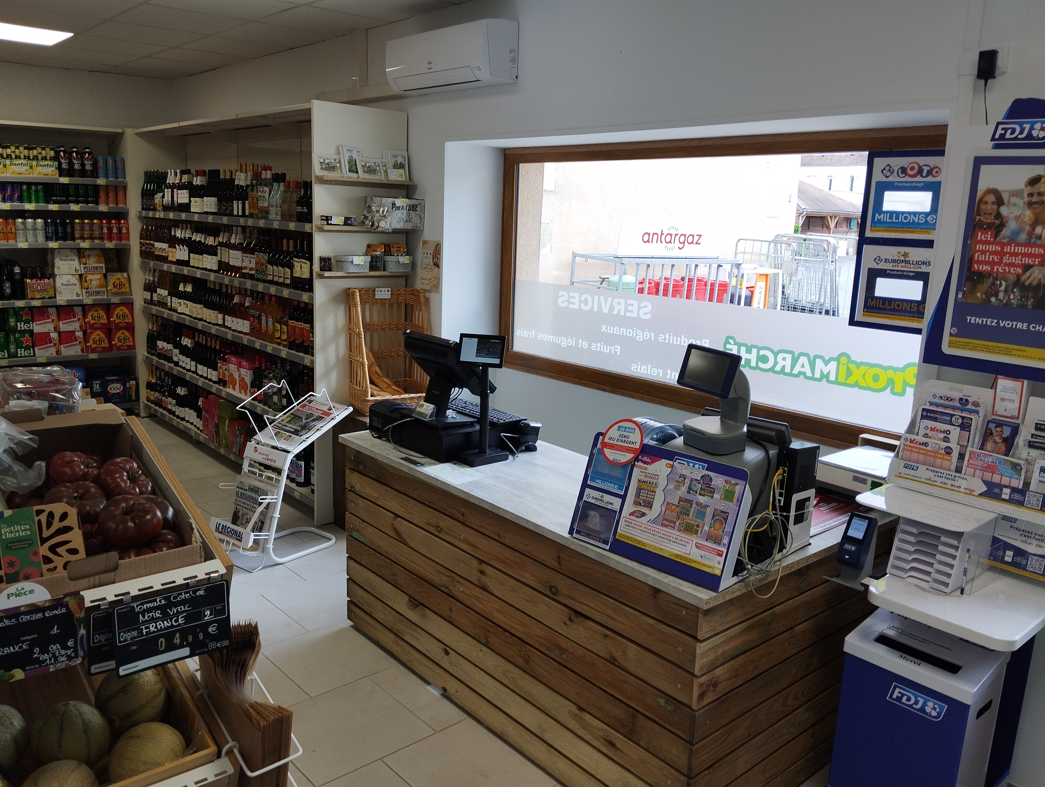 🛒 𝗔̀ 𝗩𝗘𝗡𝗗𝗥𝗘 – 𝗙𝗢𝗡𝗗𝗦 𝗗𝗘 𝗖𝗢𝗠𝗠𝗘𝗥𝗖𝗘 𝗘́𝗣𝗜𝗖𝗘𝗥𝗜𝗘 𝗗𝗘 𝗣𝗥𝗢𝗫𝗜𝗠𝗜𝗧𝗘́ 🛒
📍 Alligny-Cosne (58) | À 12 km de Cosne-sur-Loire et 11 km de Donzy
Le fonds de commerce de PROXIMARCHÉ, une épicerie chaleureuse et bien ancrée dans son territoire, est à vendre ! 
𝗖𝗲 𝗾𝘂𝗲 𝘃𝗼𝘂𝘀 𝘆 𝘁𝗿𝗼𝘂𝘃𝗲𝘇 :
- Produits frais, surgelés, fruits et légumes
- Produits secs, boissons, spécialités locales
- Dépôt de pain, fleurs, FDJ, presse régionale, gaz (Antargaz)
- Point Vert Crédit Agricole (service de retrait)
𝗟𝗼𝗰𝗮𝗹 𝗰𝗼𝗺𝗺𝘂𝗻𝗮𝗹 𝗮𝘃𝗲𝗰 𝗹𝗼𝘆𝗲𝗿 𝗺𝗼𝗱𝗲́𝗿𝗲́ :
- Surface de vente : 50 m²
- Bureau, réserve, sanitaires + local de stockage extérieur
- Situé sur un axe passant avec grand parking et accès facile.
1 vitre frais, 1 vitrine négative, 1 frigo Soft. 1 meuble fruits et légumes. Matériel neuf. Pas d'investissement a prévoir. 
📦 Sous contrat d’approvisionnement SCHIEVER (Avallon, 89) jusqu’au 31 mars 2029.
Ouverture sous enseigne PROXIMARCHÉ en Avril 2024 .
CA Annuel 146912€.
Vente pour raisons personnelles
