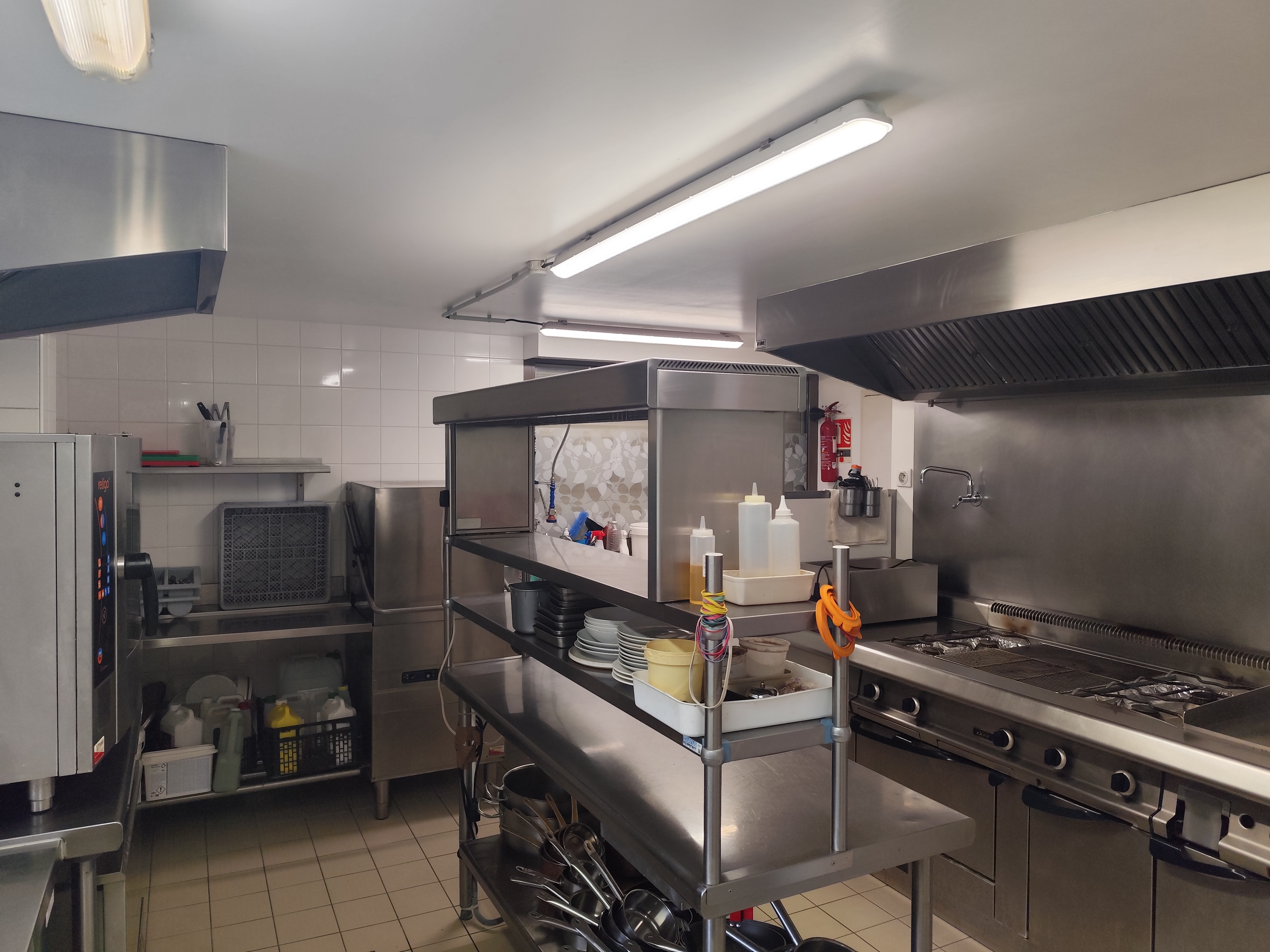 Restaurant semi-gastronomique idéalement situé sur la commune de Miers, au bord du lac de la source et situé au sein de l’espace de loisirs de la source salmière. Le restaurant dispose d'une clientèle fidèle et bénéficie d'une forte affluence touristique en haute saison. 
Le restaurant a été entièrement rénové avec goût en 2022, le mobilier intérieur a trois ans et le mobilier d’extérieur (chaises, parasols) a été renouvelé en 2024.
Le restaurant bénéficie d’une grande salle moderne et lumineuse, d’une capacité d’une quarantaine de couverts, d’une terrasse sur pilotis surplombant le lac également d’une quarantaine de couverts, ainsi qu’un espace bar, accueil.
Aujourd’hui le restaurant est ouvert à l’année, avec 2 jours et demi de fermeture par semaine et opère en haute saison avec un effectif de 5-6 personnes. Deux salariés en CDI à l’année prêts à continuer l’aventure.
Capacité : volontairement limité aujourd'hui à 40 couverts en salle, 40 couverts en terrasse, la surface permet la possibilité d’augmenter le nombre de couverts.
Terrasse ombragée au bord de l’eau, avec vue 360° sur le lac de la source.
Cuisine moderne entièrement équipée (four mixte, cellule de refroidissement, frigos, machine sous-vide) et est vendue avec l’ensemble du matériel de cuisson.
Établissement rénové en 2022, mobilier extérieur et intérieur quasi-neuf, pas d’investissements à prévoir.
Grand parking devant le restaurant.
Cadre unique au cœur du parc de la source salmière, sans route à proximité, calme et dépaysement garantie.
Loyer très intéressant.
Restaurant avec une très belle réputation locale, offrant des axes de développement.
Valeur du fonds de commerce : 250 000 €

C.A : Sur demande
E.B.E : Sur demande
Loyer : Sur demande