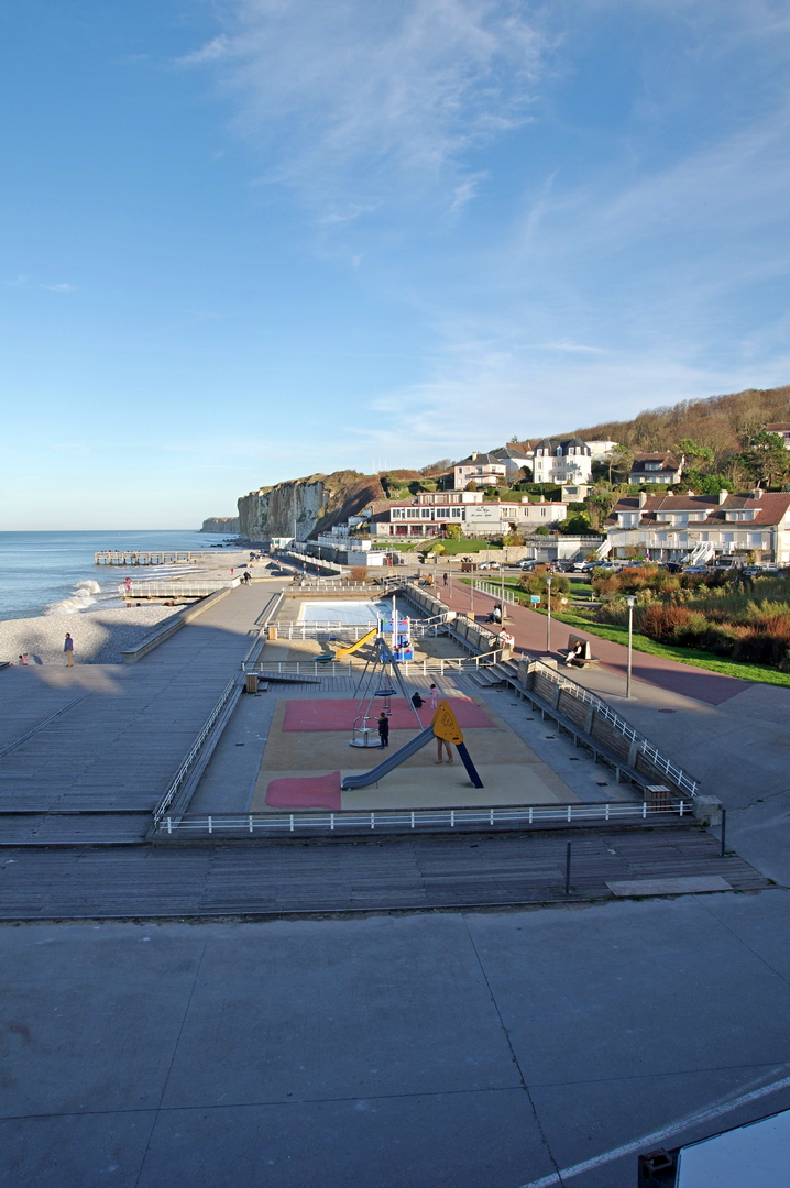 Après 20 ans d'exercice de la médecine générale en cabinet individuel à Veules les Roses, station balnéaire touristique de la Côte d'Albâtre en Normandie, je recherche un successeur à compter du 1er Juillet 2026 pour cause de départ en retraite. Cabinet en location (environ 800€ par mois), au centre d'un des plus beaux villages de France, en bord de mer. Patientèle agréable et fidèle. Pharmacie, cabinet infirmier, quelques petits commerces, cinéma, club nautique et école primaire sur place. Grande surface, collège et lycée à St Valéry en Caux à 8km. Tous commerces à Dieppe (25km).