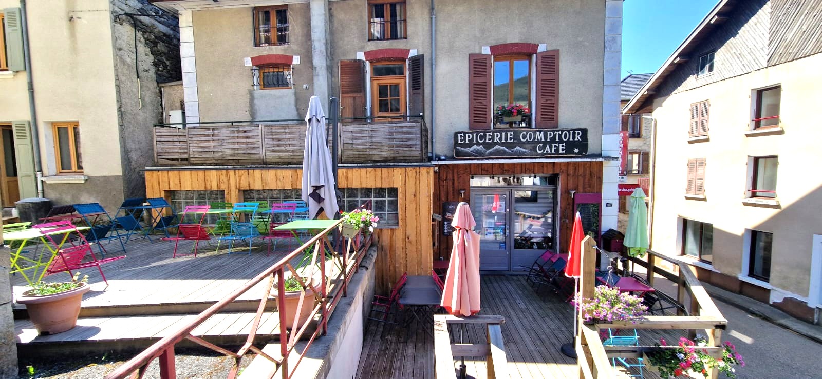 Vente fonds de commerce de cette belle épicerie qui propose de la restauration sur place, la vente de tabac et bar grâce à la licence IV.

Situé dans la commune du Haut Breda entre Allevard et les 7 Laux, ce commerce est le coeur du village.

Au dernier étage vous avez la possibiité d'avoir votre hébergement.

Les propriétaires vendent à contre coeur à cause de raisons de santé.