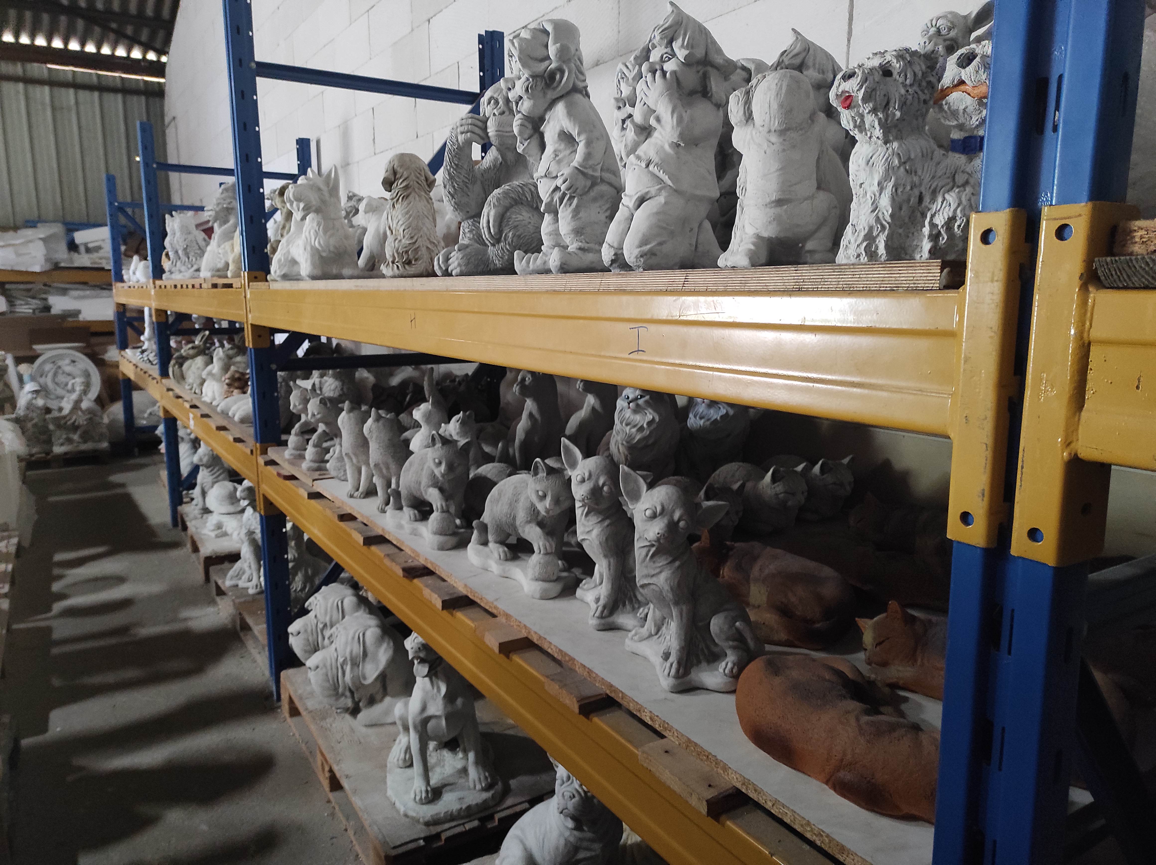 L’entreprise le bon vivre 18 a été créé en 2008. Elle propose un site en ligne de vente de décoration de jardin, statues, vases, fontaines et autres, en pierre reconstituée .
Le bon vivre 18 est avant tout un site de vente en ligne mais l’entrepôt de stockage se situe au 11 route de Bourges aux Aix d’Angillon  pour une capacité de stockage de 400 m2.
La clientèle est composée en grande partie de particuliers et aussi de collectivités
L’entreprise travaille en France ,mais exporte également à l’étranger.
La clientèle des professionnels est un axe de développement intéressant pour un futur repreneur.
Le site « lebonvivre.fr » est opérationnel et représentatif de l’offre proposée.
l'entreprise compte un ouvrier expérimenté et qualifié qui prépare les commandes pour l'expédition  chez les clients.