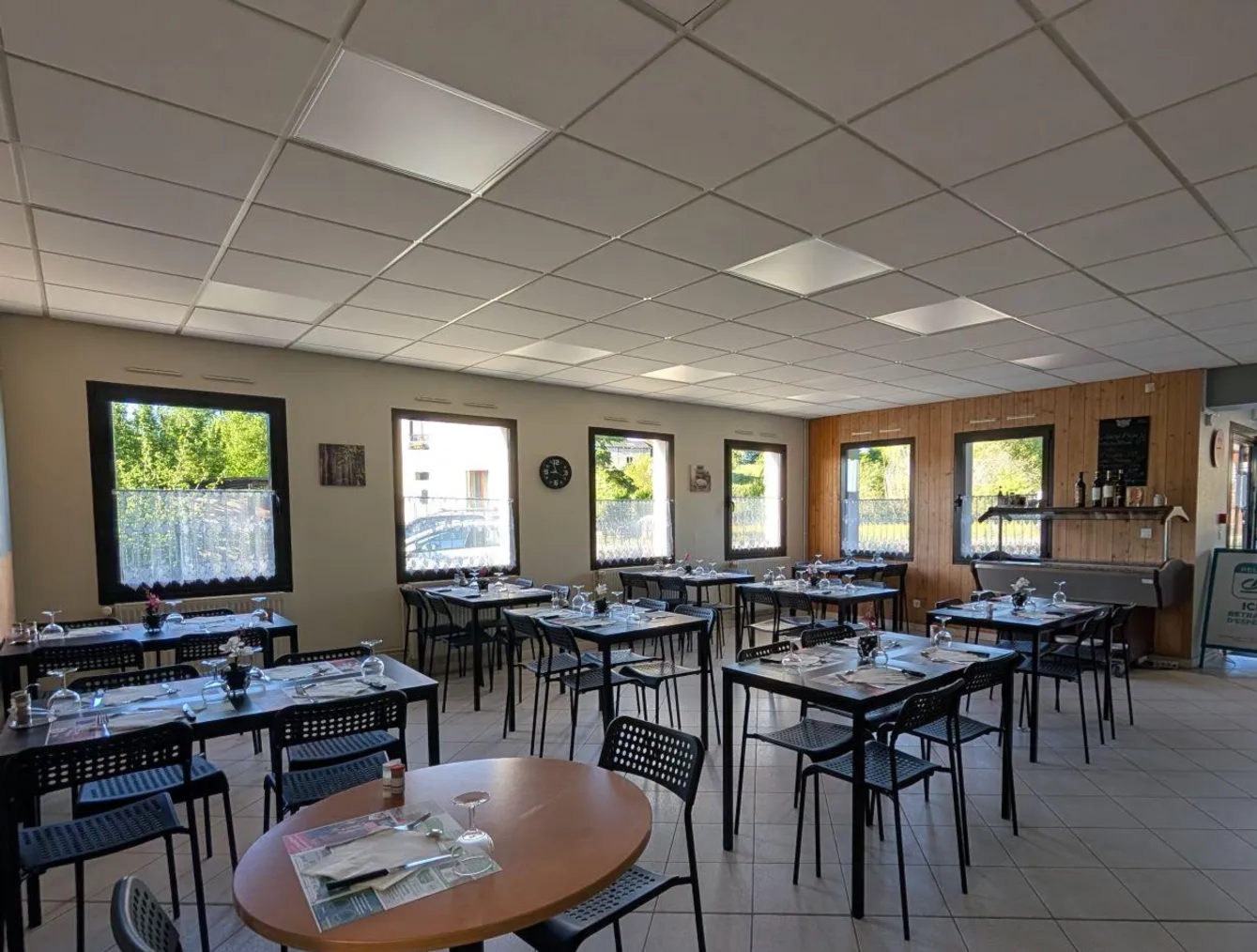 afin de pouvoir anticiper le départ en retraite, nous vendons notre fond de commerce , bar, restaurant, FDJ, poste, petite épicerie, presse locale dans un charmant village, proche de la ferté bernard et de l'autoroute A11, 
école, gare , bus scolaire.
Ouvert actuellement du lundi au vendredi et certains samedis de 7 h 30 à 15 h 
6 semaines de congés, quelques repas exterieurs mais un gros potentiel pour le bar et le restaurant le soir pour ceux qui le désire.
Pas de salarié à reprendre, clientèle fidèle (ouvriers et famille)
Murs à la commune 700 € HT loyer commerce et logement (3 chambres, grande pièce de vie, cuisine, buanderie et grande terrasse extérieure)
Parking pour la clientèle
chiffre d'affaires en progression tous les ans.
Cuisine opérationnelle, matériel en place, controles faits tous les ans (bac à graisse, extincteurs, électrique...)
bail 3/6/9 
Renseignements et photos sur demande, pas sérieux et pas du métier s'abstenir