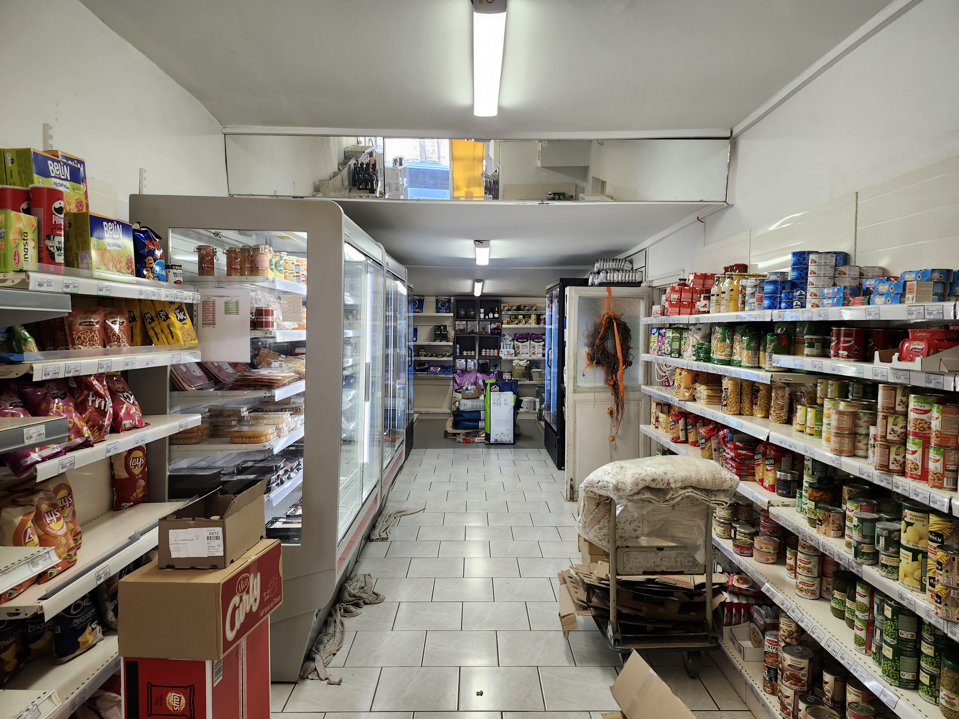 DANGEAU
Fond de commerce d'une superette dans village agréable
Dangeau village de caractère de 1200 habitants, vous serez entouré d'une boulangerie, d'un restaurant, d'une coiffeuse, d'un bar tabac, d'une agence postale communale et d'une école
Vente de produits locaux et circuits courts
Arrêt minute à la porte du magasin et parking de l'autre coté de la route, le magasin se trouve sur la place de l'église
