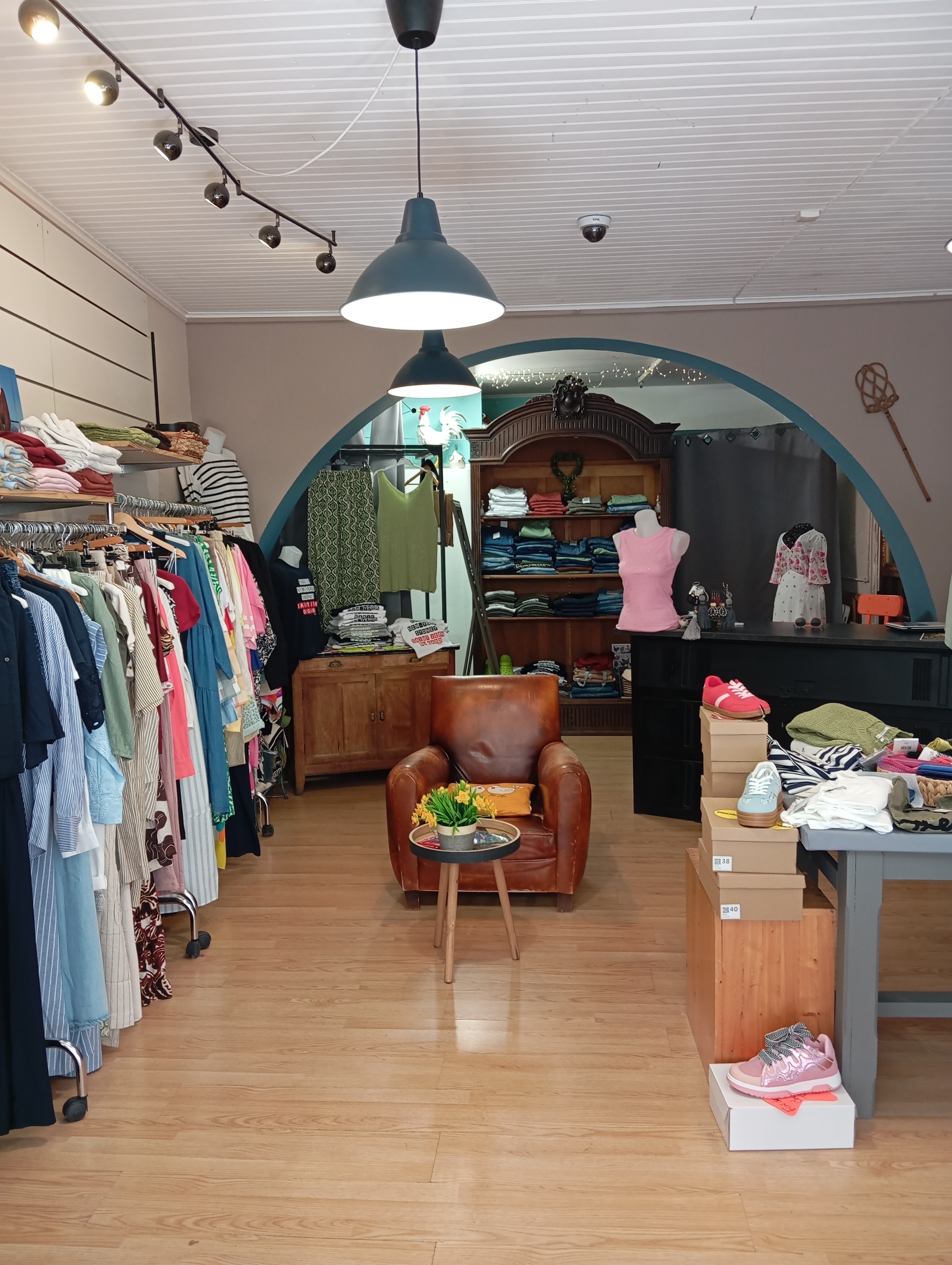 Boutique de prêt à porter à céder suite départ à la retraite.

Boutique créé il y 8 ans, ouverte à l'année, clientèle fidèle.

Prêt à porter femme du 36 au 54.

Possibilité de développer un corner homme.

Surface 38m2, petite réserve, toilettes et point d'eau.

Située en face d'une boulangerie.

Parkings gratuits dans tout le village.

Village de 2500 habitants, zone de chalendise environ 9.  000. La plus grande ville Alès est à 25km.

Village très touristique, arrivée du GR70 chemin de Stevenson, train à vapeur des Cévennes, nombreux gîtes et campings.

Petit loyer.

Tout reste en place.

Prix avec stock 14 000€
Prix sans stock 9 000€