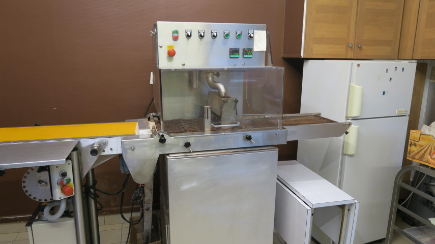 À vendre, pâtisserie-chocolaterie artisanale "Sylvie & Didier Giraud", idéalement située au cœur du centre-ville de Guéret, sur la place du Marché, emplacement de premier ordre avec terrasse extérieure.

Établissement tenu depuis plus de 40 ans, reconnu pour la qualité artisanale de ses produits et sa clientèle fidèle.
Une part importante de l’activité repose sur la vente de produits régionaux : Le Creusois, le pâté de pommes de terre, le Treipais, et autres spécialités locales, qui représentent environ 70 % du chiffre d’affaires.

Chiffre d’affaires : plus de 650 000 € HT, en progression chaque année.

Atouts principaux :

Emplacement n°1 face au marché hebdomadaire

Terrasse agréable et très fréquentée aux beaux jours

Laboratoire de pâtisserie complet et bien équipé

Boutique avec vitrine refaite et espace de vente chaleureux

Clientèle locale, touristique et de passage

Logement possible à l’étage (selon bail)

Idéal pour un couple de professionnels ou un artisan souhaitant s’installer en Creuse et reprendre une affaire saine et reconnue.

📍 6 place du Marché – 23000 Guéret
📞 Contact : Guillaume Giraud
✉️ guillaume.giraud.tic@gmail.com