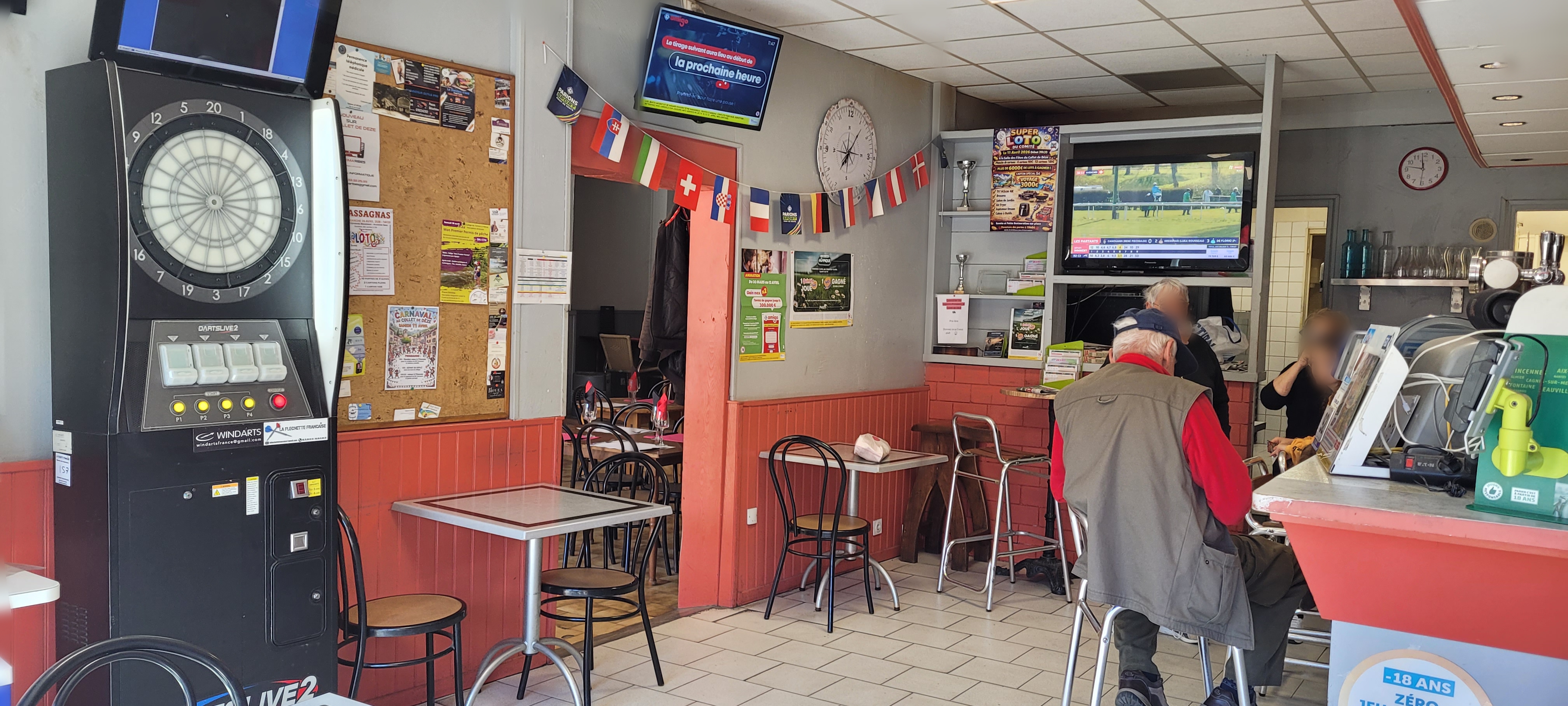 À vendre, au sud de la Lozère à la frontière du Gard, sur un axe routier très fréquentée (RN106 reliant Mende à Nîmes), le fonds de commerce d’un restaurant – bar - FDJ – PMU bénéficiant d’une excellente visibilité. 
Situé en bordure de nationale, emprunté par les vacanciers, les routiers et la clientèle locale, l’établissement bénéficie d’une fréquentation, particulièrement marquée en période estivale.
L’établissement se compose de deux espaces distincts :
l’espace bar / jeux (FDJ – PMU) avec environ 10 places assises,
la salle de restaurant d’une capacité d’environ 50 couverts (voire plus selon l’agencement).
À l’extérieur, une terrasse d’environ 20 places.
L’établissement propose une cuisine traditionnelle, complétée par une offre de pizzas et hamburgers à consommer sur place ou à emporter.
Ouvert toute l’année, il dispose de la Française Des Jeux, du Pari Mutuel Urbain et de la licence IV.
Une équipe de 3 salariés est déjà en place. Le cédant se tient disponible pour accompagner le repreneur durant les premiers mois. 
Bail commercial avec la mairie : 800 € /mois. 
Vente du fonds de commerce : 160 000€.

Référence de l'annonce : L0460