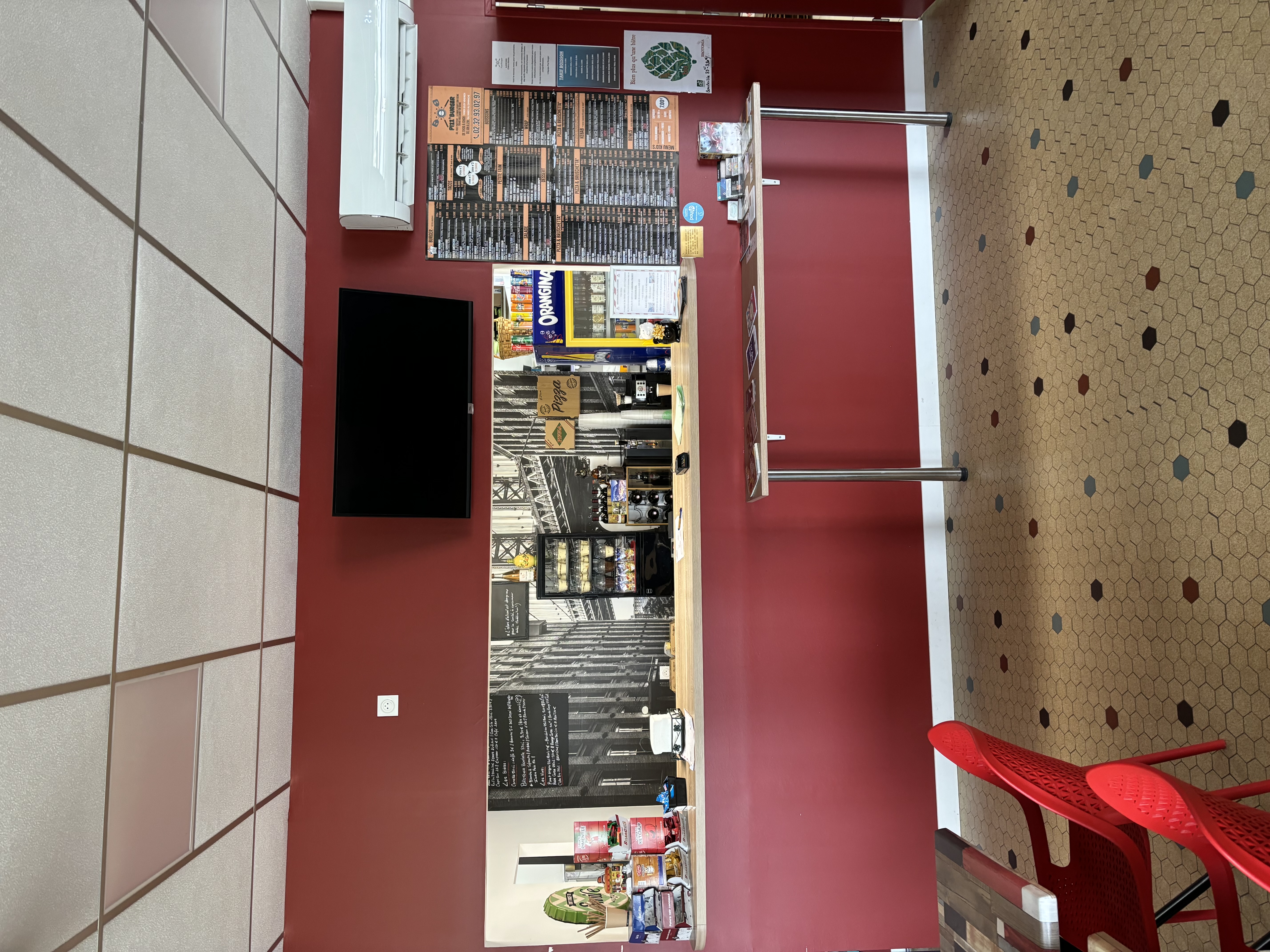 Vend fond de commerce de 185 m2 
Avec licence 3 
Actuellement exploité en pizzeria-kebab- Burger 
Loyer de 600 euros avec foncier de 1700 euros 
Cuisine très bien équipée ( novembre 2022) 
Grande chambre froide, friteuse en triphasé, double four à pizza triphasé, broche kebab gaz, éplucheuse à légumes, bière pression ….) 
Vestiaire et parti plonge. 
Salle de 50 couverts équipé de grand écran, possibilité de développer le sur place (90% du chiffres d’affaires en vente à emporter) 
Wc normes handicapés 
Porte d’entrée automatique 

Plus d’info par téléphone.