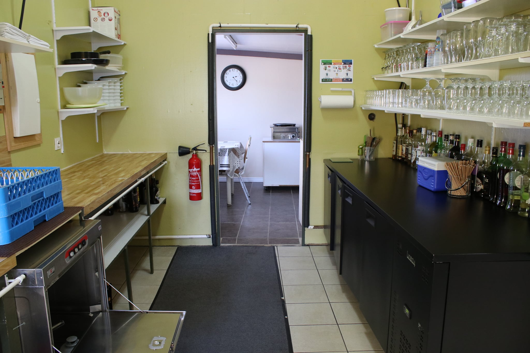 A vendre à Miquelon-Langlade
Le « Snack-bar à Choix »
Bâtiment de 294 m2 tout équipé comprenant :
Le restaurant :
-Salle environ 50 couverts et plus.
-Cuisine entièrement équipée.
-Pièce plonge et bar.
-Pièce desserts et pause.
-une grande pièce pour le stock.
Un appartement tout équipé.
-Cuisine salle à manger
-Salon
-2 chambres
-salle de bain
-entrée.
Ce bâtiment est positionné sur 2 rues et situé en plein centre du village.
Au 3 rue Victor Briand pour l’appartement.
Au 2 rue Sourdeval pour le restaurant.
Visite sur demande par mail ou téléphone.
Pas sérieux s’abstenir.
contact :
Mail : snack-barachoix@cheznoo.net
tel  : 05 08 55 60 08