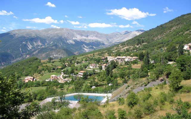 Auberge située à SAINT LEGER (06) à 1000mètres d'altitude, aux portes du parc du Mercantour et des gorges du Verdon, 
C'est le lieu de rencontre privilégié des habitants de la Commune. L’établissement est situé sur de nombreux itinéraires et bénéficie d’une large fréquentation grâce aux locaux, aux randonneurs, cyclistes, motards, grimpeurs, canyoning… Le potentiel est réel avec une auberge qui possède une belle capacité d’accueil.
Le profil des gérants recherché est : un(e) cuisinier(e), ayant une expérience solide afin de satisfaire pleinement les locaux et visiteurs et une seconde personne pour l’accueil au bar et l’hébergement, idéalement en couple. Dans ce lieu de convivialité et d’échanges, il serait souhaitable de développer également la vente à emporter de plats cuisinés, dépôt de pain en saison estivale, etc
Ce type d’activité demande un investissement important. 
L'auberge du Coustet est composée :
1 hôtel de 7 chambres
deux gites d'étapes de 11 et 13 places
1 bar restaurant  AVEC LICENCE iV
 Permis d'exploiter exigé
Le loyer mensuel est de : 450€/HT 
Une caution de 8500€ est demandée et encaissée
Début d'exploitation : avril 2025
Auberge située en zone FRR
Merci d'envoyer votre candidature avec lettre de motivation, CV et CNI par mail
Une visite des locaux et un entretien seront organisés ensuite