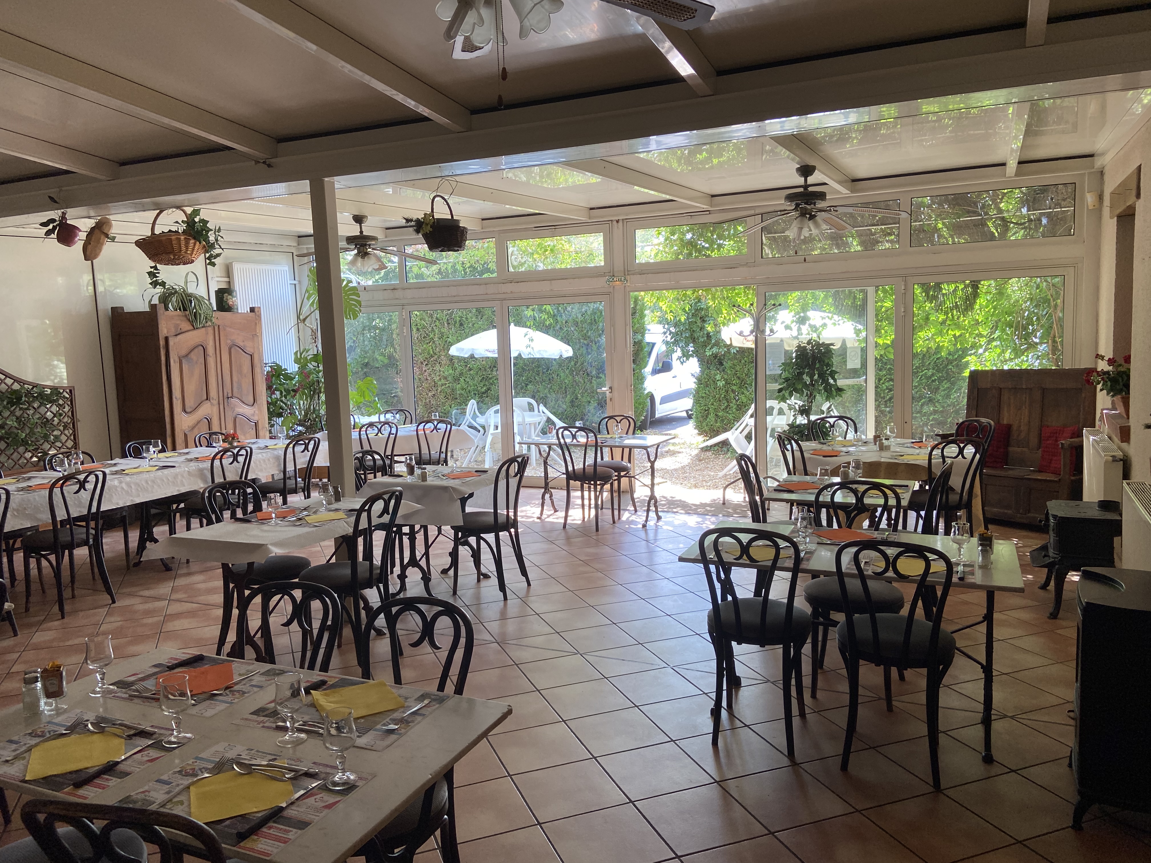 Restaurant

Après plus de 35 ans à la tête de son bar restaurant « Le Petit Chesnaie » (licence 4), Gilles FARRADECHE cherche un futur restaurateur qui souhaite se lancer aux commandes de son propre restaurant.

Situé en plein cœur de la commune de Pruniers-en-Sologne qui bénéficie de toutes commodités et à proximité des grandes villes de sologne, des châteaux de là Loire et du Zoo parc de Beauval, Le Petit Chesnaie accueille sa clientèle les midis du mardi au samedi ainsi que les soirs et week end sur réservation.

Le restaurant, bâti sur une parcelle de 862 m2 se compose de la façon suivante :
Au rez de chaussée :
- 1 bar de caractère ( équipe d’un frigo 6 portes, d’un lave verre, d’une machine à café deux groupes et une tireuse à bière),
- 1 salle privative pouvant accueillir jusqu’à 15 personnes,
- 1 grande véranda d’une capacité de 50 à 60 couverts,
- 1 terrasse extérieure,
- 1 grand bureau,
- 1 grande cuisine toute équipée (friteuse, grand frigo, four vapeur rational, trancheuse, congélateur d’appoint, 2 fourneaux gaz, grand bac plongé et 1 lave vaisselle professionnel),
- 2 chambres froides de 9m3,
- 1 coin wc pour la clientèle,
- 1 coin wc / douche pour le personnel,
- de nombreux rangements ainsi qu’une grande cave en sous-sol.

A l’étage :
- Tres grande pièce équipe d’un wc et d’un lavabo pouvant être aménagée en habitation ou bien pouvant accueillir une quarantaine de personnes,

Ce bien est complété par un grand parking goudronné pour le personnel et la clientèle ainsi qu’un parking communal en façade du restaurant. Un garage et une dépendance sont également présentes sur la parcelle.

Ce restaurant bénéficie de tout le matériel nécessaire ainsi que des normes en vigueur pour débuter immédiatement son activité notamment avec une possibilité d’achat de deux véhicules frigo.

Prix :

Fond de commerce : 100 000€ à débattre,
Loyer mensuel : 850€

Vente totale avec les murs : A débattre 

Pour plus de renseignements et/ou photos, merci de me contacter.

Cordialement,