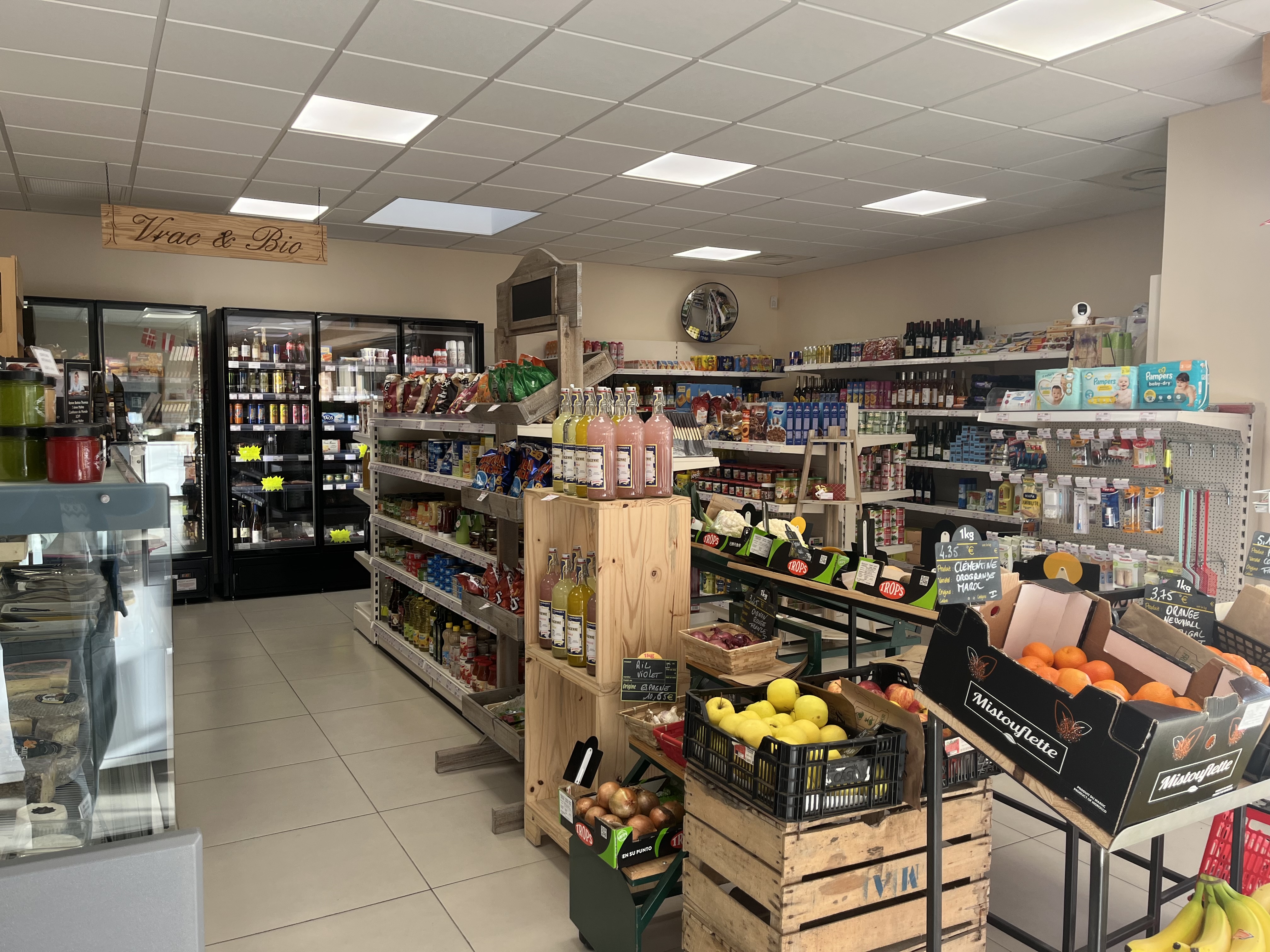 Cause retraite, 
VEND EPICERIE MULTI SERVICES idéalement située.

Au cœur d’un village d’environ 1 000 habitants, porté par un tissu associatif dynamique et vivant, notre épicerie est un véritable point de rencontre.

Son grand parking vous permettra de vous garer très facilement.

A proximité de l’étang communal, de nombreux aménagements sont à disposition pour pique-niquer et se poser dans un environnement bucolique.

Clientèle fidèle et attachée à son commerce de proximité.
Produits locaux et circuits courts au centre de l’offre.
Les nombreux producteurs de la commune sont prêts à travailler avec vous et à poursuivre cette belle collaboration.

Un commerce comme celui-ci est un micro-écosystème : petite restauration, paniers pique-nique pour cyclistes, dépôt de pain, produits régionaux, … L’économie locale adore les lieux qui savent raconter une histoire.

Situation privilégiée sur le parcours de la Loire à Vélo, entre Blois, Chaumont-sur-Loire, Chenonceaux et Tours : passage régulier de cyclotouristes et visiteurs en quête d’authenticité.

Magasin lumineux proposant 80m² de surface de vente, bien agencé, avec matériel récent en excellent état, quai de livraison, réserve, chambre froide, bureau.
Fort potentiel de développement : possibilité d’étoffer la gamme de produits et de services.
CA 2025 : 263 400€

Une opportunité rare pour allier qualité de vie, ancrage local et projet entrepreneurial.
Ici, on ne reprend pas seulement un commerce — on devient un maillon essentiel d’un village qui respire, qui échange, qui partage.