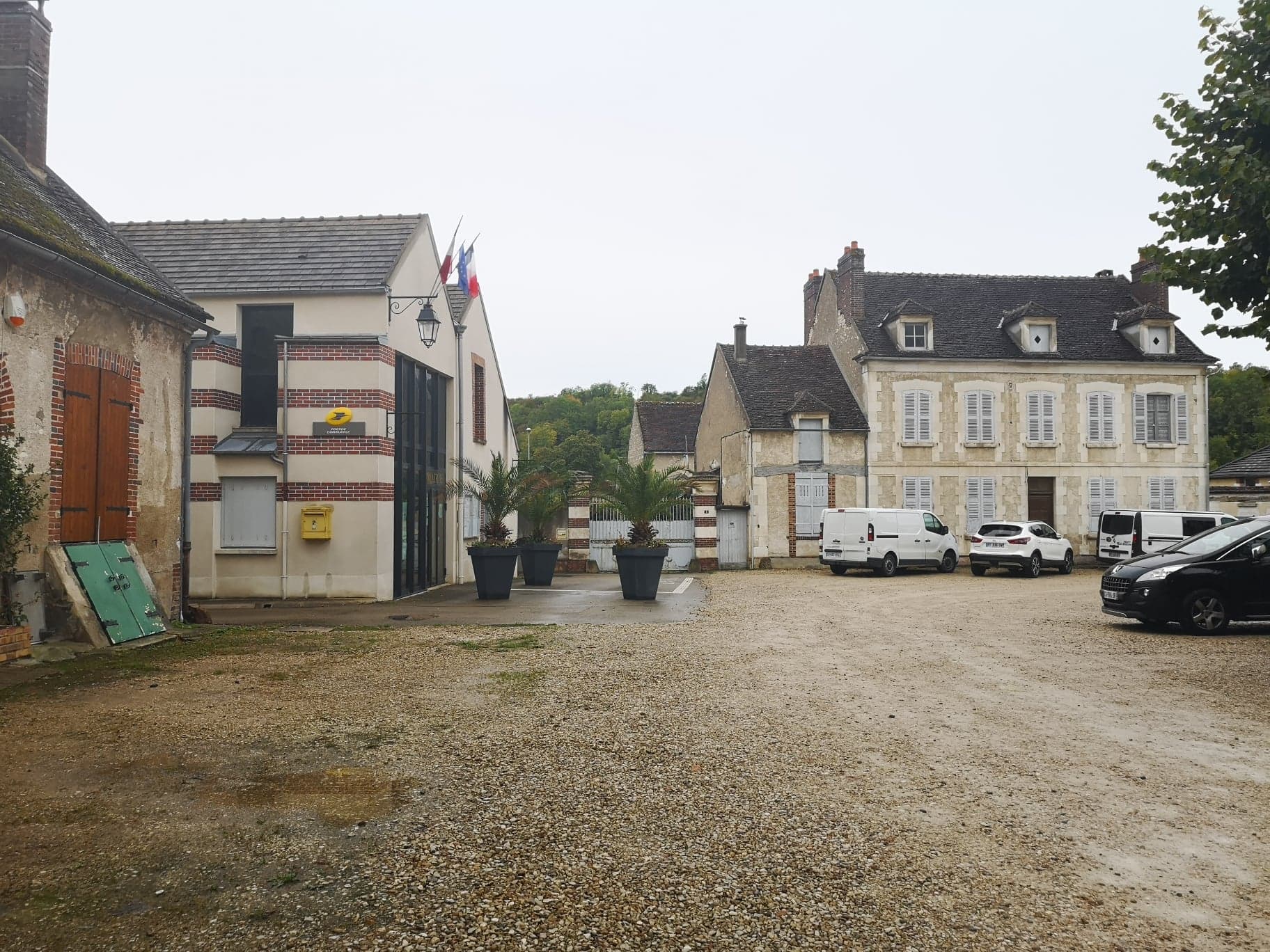Missions :

Nous recherchons actuellement un.e candidat.e à la gérance du café multiservice à Bassou, qui est ouvert dans le cadre de l’initiative « 1000 cafés ». Le besoin en personnel étant d’1,6 ETP (équivalent temps plein), les candidatures de binômes sont encouragées. Le/la gérant.e peut en effet être accompagné.e d’une personne salariée par le café.

Bassou est une commune rurale de 880 habitants située en région Bourgogne Franche-Comté. Elle se trouve à 15 kilomètres d’Auxerre, préfecture du département. Le village est traversé par l’Yonne, rivière qui donne son nom au département, et permet aux habitants et aux touristes de profiter des berges durant la saison estivale. Également, Bassou est relié aux très attractives routes de la Loire à vélo. Le tourisme fluvial y est aussi développé. De nombreux vide-greniers, des marchés de producteurs locaux ou encore le festival de l’escargot, dont Bassou est la capitale, viennent animer la vie de village. Très dynamique, l’équipe municipale met tout en œuvre pour offrir un lieu de convivialité multiservices à destination des habitants. Elle s’engage à fédérer autour de ce projet et reste à l’écoute des futurs gérants dans l’idée de co-construire un projet pérenne sur son territoire. 

Nous recherchons avant tout des personnalités garantissant la convivialité du lieu, capables de co-construire les services de proximité répondant aux besoins identifiés en lien avec la commune, en adhésion avec les valeurs de l’économie sociale et solidaire. Des qualités de gérant, de commerçant ainsi qu’une réelle volonté d’entreprendre sont clés pour ce poste.

Le candidat ou la candidate à la gérance doit remplir les conditions liées à l’octroi d’une licence de débit de boissons.

La restauration étant une activité socle pour ce projet, les candidats devront justifier d’une expérience en cuisine, et une bonne maîtrise des techniques culinaires. Les autres services pressentis sont : dépôt de pain,  Poste, relais colis.

La perspective de contribuer à la revitalisation rurale en prenant la gérance d’un café multiservice vous séduit ? Rejoignez maintenant l’initiative 1000 Cafés !

1000 cafés est une initiative du GROUPE SOS qui a pour but de recréer du lien social dans les communes rurales. Elle contribue à redynamiser les territoires par la création ou la reprise de cafés multiservice dans des communes de moins de 3 500 habitants qui n'ont plus de café ou risquent de le perdre.

Les principes de l'initiative “1000 cafés” du GROUPE SOS sont :

● Faire du café un espace de convivialité multiservice qui proposera un café et une gamme de services de proximité qui n’existent plus dans la commune
● Créer un café au plus près de chaque territoire : faire participer les habitants des communes, écouter leurs besoins et envies, en s’assurant que le café vivra pleinement demain
● Accompagner le café dans la création et la gestion au quotidien : faciliter l’accès aux locaux, mutualiser des fournisseurs, proposer des outils de gestion, accompagner les relations avec les institutions

L’initiative 1000 cafés a été lancée en septembre 2019 et nous comptons déjà un réseau de cafés multiservice en pleine croissance.

Si vous souhaitez vous lancer dans une aventure entrepreneuriale au service de la convivialité de votre village, si vous voulez être au cœur d’un projet pensé pour et par les habitants, alors portez-vous candidat !
Pour plus d’informations, rendez-vous sur notre site internet 1000cafés.org

Profil recherché : 

• Vous souhaitez vous engager en faveur de la ruralité et de la redynamisation des petites communes 
• Vous justifiez d’une expérience significative dans le secteur de la restauration et maitrisez les techniques culinaires essentielles, ainsi que les normes d’hygiène et de sécurité
• Vous êtes disponible et prêt à vous engager dans une démarche entrepreneuriale afin que le projet prenne corps au sein du village
• Vous avez des bases solides en gestion et faites preuve de rigueur et d’organisation
• Vous êtes fédérateur et maîtrisez les outils de communication
• Vous êtes motivé, sérieux, adaptable, proactif et avez un fort intérêt pour les valeurs de l’économie sociale et solidaire
• Vous savez gérer des situations difficiles en gardant votre sang-froid

Un logement est mis à disposition sur la commune. 

Rémunération de 1 700 € brut mensuel pour le/la gérant.e et intéressement à hauteur de 30 % sur le résultat net avant impôt.

Accompagnement vers l’ouverture : janvier à avril 2023

Ouverture envisagée : avril 2023 

Statut : Gérant.e mandataire