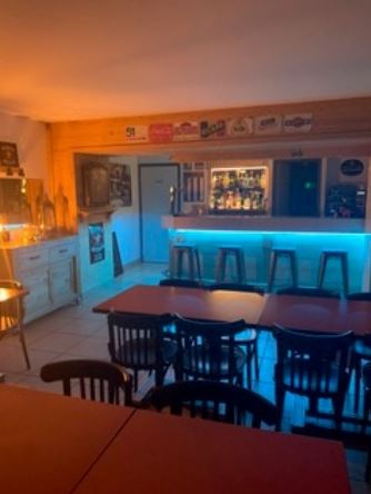 LOCATION-GERANCE BAR – RESTAURANT A BELLEROCHE (42670)

Belleroche est un petit village du Roannais de 320 habitants, à l’extrême limite nord-est du département de la Loire, sur les contreforts du col des Echarmeaux. Il est situé entre le Rhône et la Saône et Loire, s’intégrant dans le massif du haut beaujolais et de ses paysages de boisés et vallonnés. Ces caractéristiques font de Belleroche un territoire sillonné par de multitudes de chemins de randonnée avec notamment le GR7 et le chemin de Compostelle. Les routes sinueuses de la commune sont aussi un point de passage privilégié des groupes de motos ou de véhicules de collection. 
Le village bénéficie d’une dynamique intéressante avec une population à la hausse depuis une quinzaine d’année. Cet afflux notamment de jeunes foyers apporte un dynamisme à travers les diverses associations locales qui animent le village (conscrits, club de randonnée, club sénior, gym, musée de l’école, …). Ce dynamisme est aussi très apprécié des vacanciers avec des résidences secondaires représentant environ 35% du bâti de la commune.
Les murs du restaurant, la licence IV, ainsi que le fonds de commerce sont propriétés de la municipalité. Le restaurant est actuellement en recherche de repreneurs. Dans ce cadre, la municipalité et la communauté de communes s’associent afin de trouver un repreneur. 

Situé en bord de départementale et jouissant d’une très bonne visibilité, le local dispose d’une superficie confortable avec 43m² pour la salle de restaurant pouvant rassembler une quarantaine de places assises, 36m2 pour la partie bar qui peut rassembler une vingtaine de personnes, 25m² pour les cuisines, 9m2 pour une pièce disposant des frigos/congélateurs et des WC. La cave ajoute 50m2 supplémentaires. 
L’établissement a fait l’objet d’une rénovation il y a quatre ans, incluant l’achat d’une part importante du matériel. 
Les extérieurs sont composés de deux terrasses pouvant pour celle du bar contenir une quinzaine de couverts et pour celle du restaurant une dizaine de couverts. Des stationnements à proximité immédiate sont également disponibles. 
La superficie donne la possibilité d’organiser des repas pour de grands groupes. 
Les locaux sont accessibles PMR. 
Un logement appartenant à la commune et d’une superficie de 90m2 est disponible à l’étage du restaurant. 

Le restaurant/bar et le logement sont proposés en location gérance par la municipalité au prix de 500€ HT par mois.
15000€ sont demandés par les anciens gérants notamment pour le matériel complémentaire dans lequel ils ont investi.