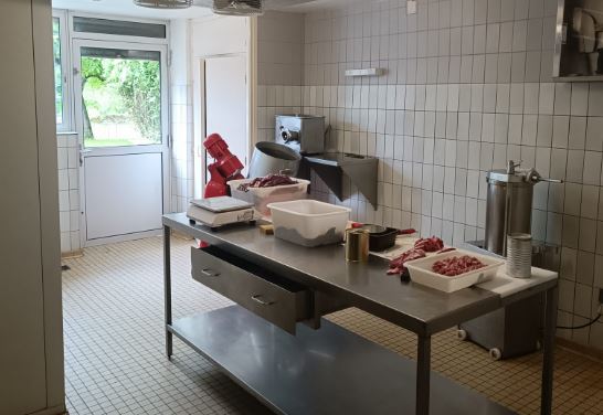 Nichée dans le charmant village de Lavergne (46), sur l'axe passant entre Gramat et Saint-Cère, cette charcuterie traditionnelle jouit d'une excellente réputation depuis sa création en 1947. l’actuel propriétaire et artisan passionné, a repris le flambeau en 2012 après avoir été salarié de la boutique depuis 1982. Il souhaite aujourd'hui transmettre son savoir-faire et son entreprise à un repreneur motivé, prêt à perpétuer la tradition.

L'activité :

Fabrication artisanale de charcuterie traditionnelle, sans colorant ni conservateur
Vente de spécialités de pays, sélectionnées avec soin
Fabrication , commercialisation et expédition  de conserves artisanales
La charcuterie bénéficie d'une clientèle fidèle, séduite par la qualité des produits et l'accueil chaleureux. Le chiffre d'affaires de référence de 123 000 € (en progression) témoigne de la stabilité de l'activité.

Le local :

Boutique accueillante et conviviale
Atelier de fabrication spacieux et fonctionnel
Espace de stockage confortable pour les conserves
2 chambres froides, séchoir, machine à jambon...
Loyer mensuel attractif : 580 € TTC (bail commercial)

L'opportunité :

Reprise d'une affaire prospère et pérenne
Bénéficier d'un savoir-faire reconnu et d'une clientèle attachée
Accompagnement du repreneur assuré par M. Bergougnoux pour une transition en douceur
Idéal pour un couple ou une personne seule souhaitant vivre et travailler dans un cadre de vie agréable

Prix de cession estimé : 50 000 € (fond de commerce)