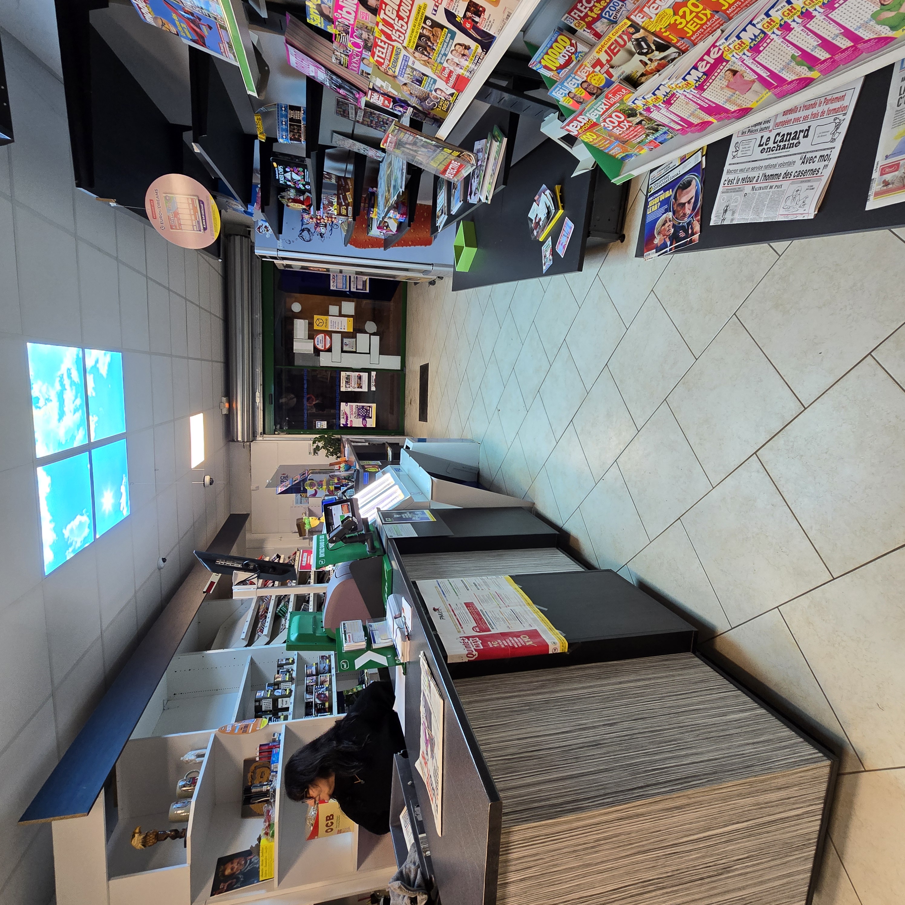 Bar, tabac, presse dans un village de 1800 habitants. Intérêts touristique: Veloroute, canal latéral, station camping-car.
Clientèle fidèle. A proximité d'une centrale nucléaire . 
Terrasse sur rue semi piétonne,