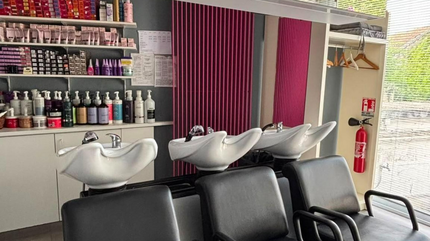 À céder pour cause de départ à la retraite anticipée, ce salon de coiffure bénéficie d'un emplacement stratégique et d'une clientèle fidèle depuis plus de 30 ans. Une opportunité idéale pour une première installation ou un projet de développement.

- Localisation : plein centre-ville de Moreuil (commune dynamique de près de 4 000 habitants).
- Stationnement : très facile et gratuit avec un grand parking situé en face de la boutique.
- Superficie : 
Salon 56m²
Local du personnel 28m²
Cave de stockage 25m² 
Garage 20m²

- Agencement : Espace coiffure et lumineux équipé de 10 postes de coiffage, 3 bacs à shampoing et 1 siège barber dédié. Une salle de pause pour le personnel, entièrement rénovée récemment. Un garage privatif attenant (idéal pour stockage ou véhicule

- Energie : chauffage au fuel
- Bail commercial : loyer attractif de 750€/mois.

- Historique : établissement crée et exploité avec succès depuis 1994. Clientèle locale et fidèle, forte notoriété
- Chiffre d'affaires : 140 000€ HT (moyenne lissée sur les 3 derniers exercices de 11mois), activité stable et saine.

Equipe en place : 1 dirigeante (cédante), 1 salarié en CDI à temps plein, 1 apprentie et 1 employé de ménage (3h/semaines).

Prix du fonds de commerce : 99 000€Accompagnement de repreneur si besoin