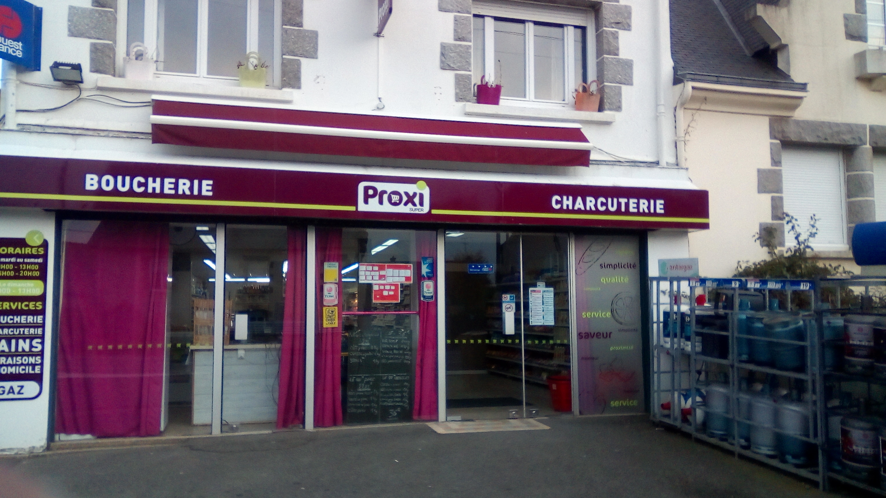 SUPERETTE surface commerciale 160m3  90m3 réserve
avec logement 100 m3  4 chambres  terrrase et garage
possibilité d'achat des murs