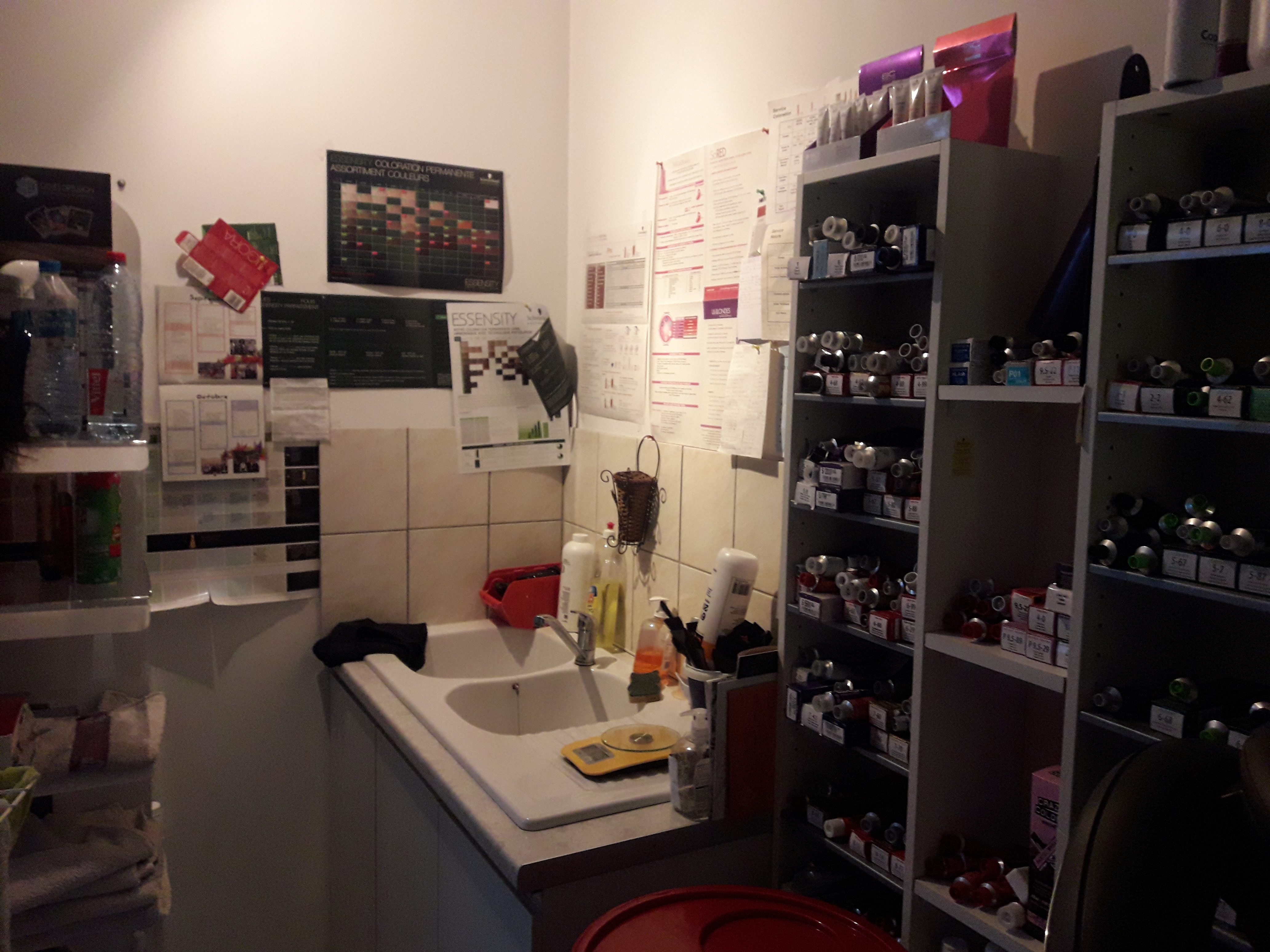 VDS FDS DE COMMERCE COFFURE MIXTE A PROXIMITE D'UN CENTRE VILLE, AXE TRES PASSANT.
LE FDS EST VENDU AVEC L'ENSEMBLE DU MATERIEL
CLIENTELE FIDELE
LE LOCAL EST COMPOSE DE 3 PIECES PRINCIPALES: 
UNE DEDIEE A LA COIFFURE ,UNE CABINE UV/ESTHETIQUE ET RESERVE
BAIL COMMERCIAL COIFFURE ET ESTHETIQUE
LOYER 600€ TTC EAU COMPRISE