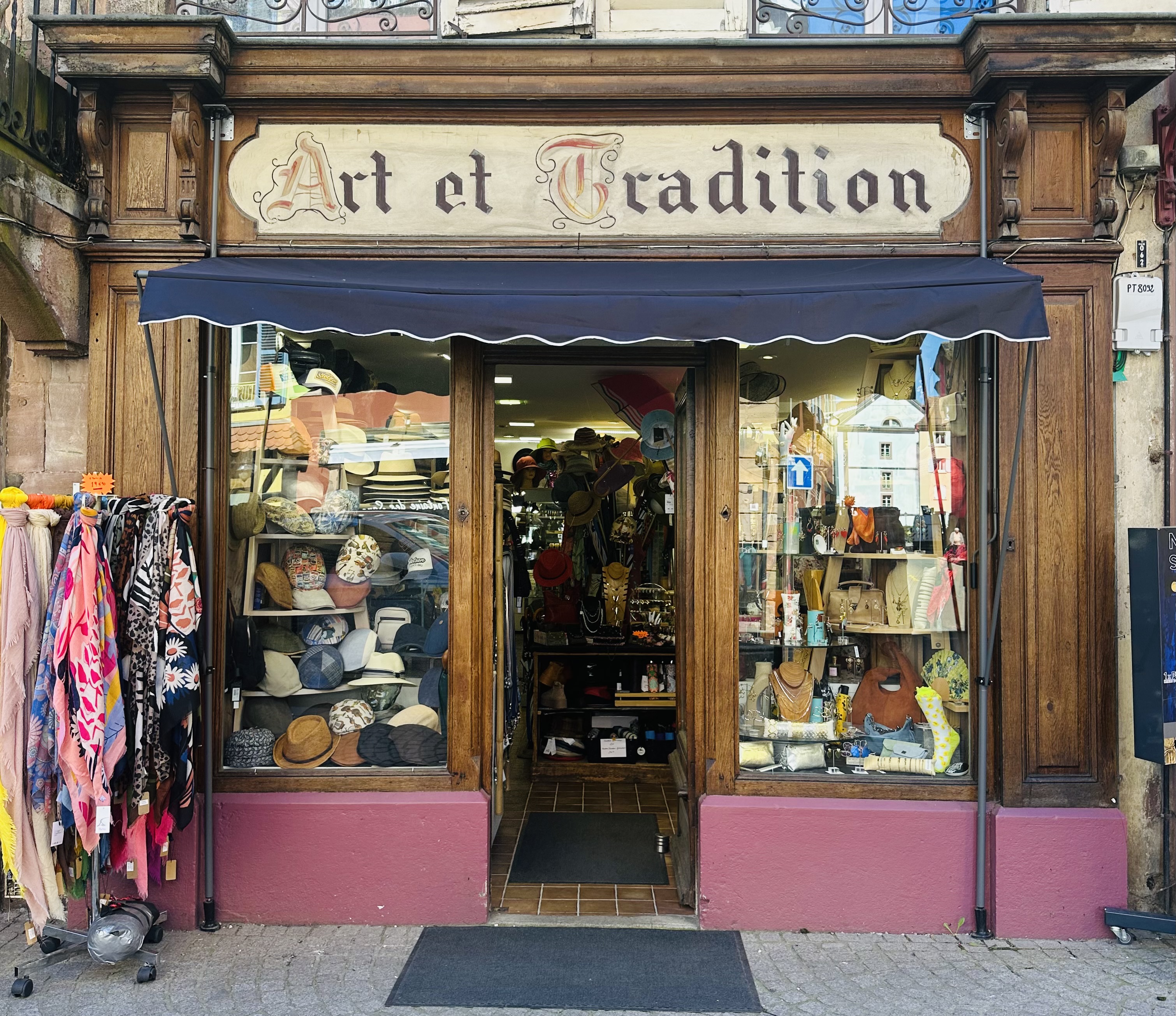 A vendre Fonds de commerce Chapellerie, accessoires de mode 

Localisation : Situé en plein cœur de Belfort, Place de la Grande Fontaine, dans une zone passante et commerçante à forte visibilité.

Activité : Commerce de détail spécialisé : chapeaux, accessoires de mode, cadeaux, bijoux fantaisie, étoles, linge de maison, lampes, bougies et objets de décoration. La boutique propose une offre variée allant de la petite fantaisie accessible aux pièces de créateurs et de marques exclusives, ce qui séduit une clientèle intergénérationnelle large et fidèle.

Historique : Enseigne implantée depuis plus de 50 ans à Belfort, reconnue pour la qualité de son accueil, son conseil personnalisé et l’originalité de sa sélection. La boutique bénéficie d’une clientèle locale, régionale (Alsacienne) et internationale : Suisse, allemande ainsi que touristique.

Atouts : 

Plus d’un demi-siècle d’existence et de notoriété.
Emplacement stratégique au centre-ville.
Clientèle fidèle, locale et étrangère.
Boutique clé en main, immédiatement exploitable. (Surface de 35m² environ)
Présence en ligne et visibilité renforcée (réseaux sociaux, plateformes locales, click & collect).
Accompagnement assuré pendant 3 mois pour faciliter la transmission.
Conditions de cession :

Prix du fonds de commerce : 110 000 € (hors stock) 
Loyer mensuel : 680 € hors charges (bail commercial en cours)
Motif de cession : Cession pour cause de mobilité géographique, belle opportunité de reprise d’une affaire saine et reconnue.