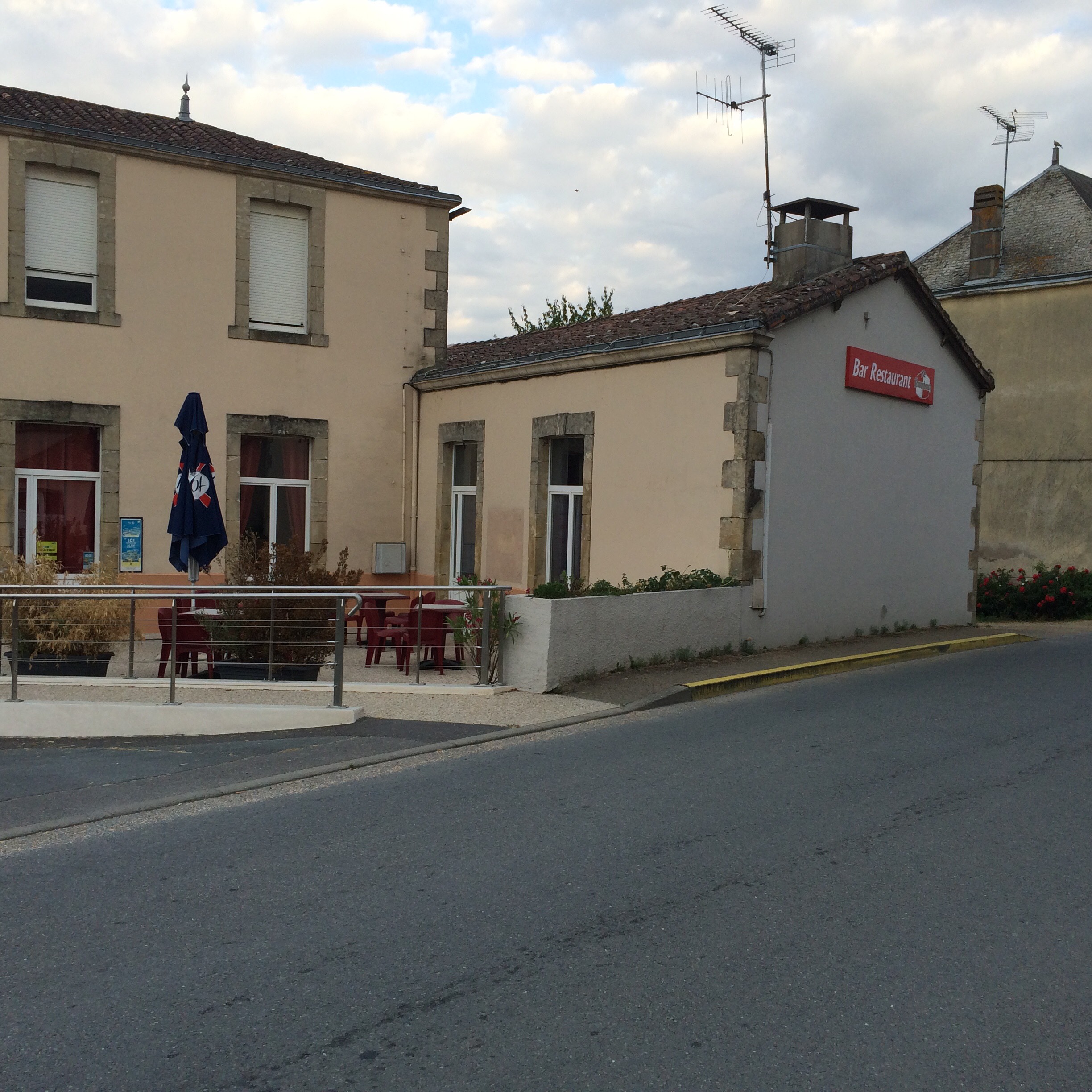 Un immeuble à usage d’habitation et de commerce sis 14 rue Jean-Marie Mélisson, comprenant :

- au rez de chaussée : salle de bar, salle de restaurant, sanitaires, cuisine, autre pièce surélevée, couloir, vestiaire, salle d’eau, bureau.
- au premier étage : huit pièces, W.C. et salle de bains.

Cave sous partie.

Cour devant sur laquelle existe un ancien préau et une terrasse aménagée.

Jardin au midi des bâtiments.

Le tout cadastré section C, numéros :
-	118 classé en sol, pour …………………………… 8 a 70 ca
-	et 119 classé en  jardin, pour …………………….. 9 a 30 ca

Ensemble : dix huit ares, ci ……………………. 18 a 00 ca