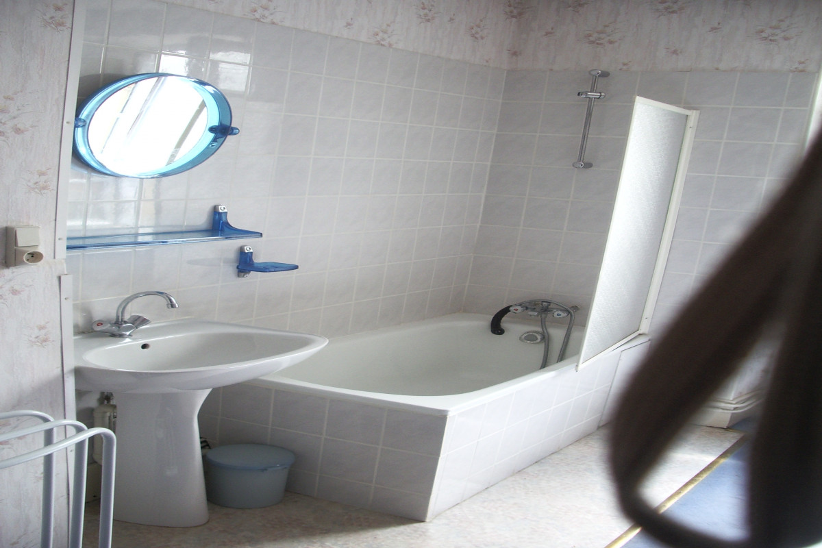 A Busset commune touristique à 10 km de Vichy, je vends une belle maison du 1er empire, en bon état général,  qui fut jusqu'en juillet 2010 un hôtel bar restaurant.
- au rez-de-chaussée : 4 grandes salles, dont wc, cuisine, buanderie, chaufferie, cave ;
- au 1er étage : 8 chambres, 3 salles d'eau, wc ;
- au 2ème étage : 2 greniers et chambre de bonne ;
- à l'arrière du bâtiment : un jardin avec puits  ;
- dépendances de 87 m2  (garage avec cave).
Possibilité de relancer le bar restaurant ou une superette...
Prix d'ensemble : 85 000 ?