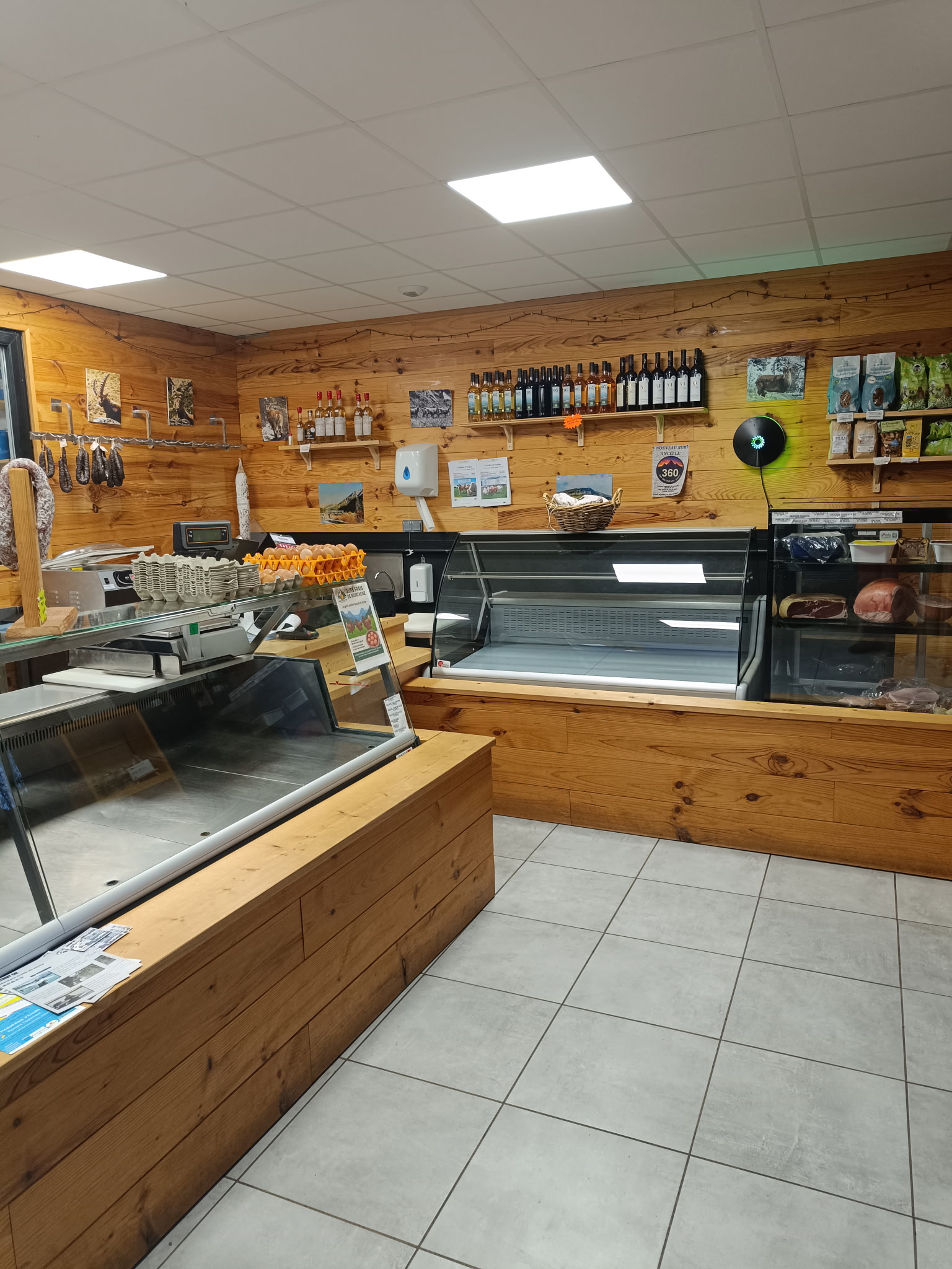 A vendre- Boucherie- Charcuterie- Traiteur- Ancelle(05260)
Cause Retraite.
Belle opportunité de reprise d'une boucherie Charcuterie traiteur en activité , située à Ancelle (Hautes -Alpes) dans un environnement apprécié pour son cadre de vie et son activité touristique.
Après  7 années d'exploitation ,je propose la cession de mon fond de commerce, pour cause de départ en retraite.
Sans concurrence et en évolution.
CA: 518000€      EBER : 100000€

Clientèle fidèle et active régulière.
Commerce ouvert 5 jours et demi par semaine.

Commerce prêt à travailler , laboratoire et magasin fonctionnels ( 83 m2)
avec matériel récent inclus (3 vitrines ,machine à jambon, Hachoir, poussoir, scie, 2 balances, machine sous vide ,caisse enregistreuse, meubles inox , plots, rôtissoire, chambre froide)
Bail commercial à la mairie  713€HT/ mois ( échéance 2029)

Equipe en place : un boucher à 30h/semaine et une vendeuse 20h/semaine.

Possibilité d'accompagnement du repreneur pour faciliter la transmission et la prise en main de l'activité.

Cette affaire conviendra à un professionnel souhaitant s'installer dans une entreprise rentable avec une clientèle existante et un outil  de travail immédiatement opérationnel.