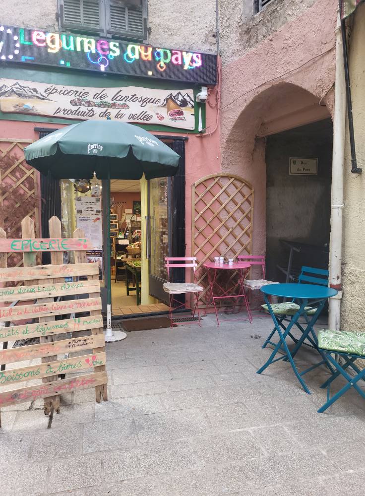 pour cause retraite, vends fonds de commerce (Epicerie et produits locaux) au village de Lantosque, région touristique (été comme hiver), randonnée et via ferrata, ski. AVEC tout son matériel et stock restant
Local de 35 m2 avec produits secs, chambres froides, rôtisserie, boisson, charcuterie et produits frais,
je travaille également avec les apiculteurs, maraîchers et bergers.
Un petit coin café convivial est vivant le matin, lieu d'échanges toujours dans la bonne humeur.
Local (bâtiment communal) je paye le loyer à la mairie (moins de 200 €)
vous pouvez me joindre pour + de renseignements