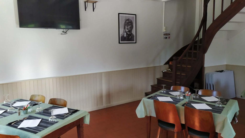 Vous êtes un(e) professionnel(le) passionné(e) ?
Vous recherchez un cadre de vie de qualité ?
Vous souhaitez reprendre un commerce rural ?
 
Devenez gérant(e) du café-restaurant du hameau de Grandry, dans le village de Dun-sur-Grandry (58), sur les contreforts du Morvan !
 
DESCRIPTION DE L'ETABLISSEMENT
La municipalité de Dun-sur-Grandry propose une location gérance (avec licence IV) pour l'unique café-restaurant du village, libre de suite.
Situé non loin de l'axe majeur Château-Chinon - Nevers et de la route qui mène au lac de Pannecière, le café-restaurant est dans une zone sans concurrence. Situé également à proximité immédiate d'une ferme maraichère et de l'arrivée du vélorail, la café-restaurant offre de nombreuses perspectives de développement.
La clientèle de l'établissement est essentiellement locale (professionnels surtout le midi et habitants) et augmente considérablement à la saison estivale avec les nombreux vacanciers et résidents secondaires qui passent leurs vacances et week-ends dans le secteur.
Les soirées du week-end attirent également un public jeune, qui n'hésite pas à faire des kilomètres pour profiter d'un bon moment.  
Vous bénéficierez du contact avec les habitants attachés à leur unique commerce et au cadre de vie qu'offre le territoire.
 
DESCRIPTION DES MURS
1 salle de bar
1 salle annexe
Possibilité d'installer une terrasse extérieure
1 cuisine avec quelques équipements (saladette, frigos, frigos bar, hotte professionnelle, piano de cuisson, tables inox)
WC
Cave en sous-sol
Habitation à l'étage avec accès mitoyen au restaurant, avec 2 chambres, 1 séjour, 1 salle de bain et WC
Rénovations récentes (menuiseries en 2018 et 2021)
Chauffage central au fioul
Assainissement non collectif aux normes, avec bac à graisses
 
VISITE OBLIGATOIRE
 
QUALITES RECHERCHEES
Professionnels de la restauration
Profils expérimentés dans le commerce
Attachement au cadre de vie en milieu rural
 
CONDITIONS COMMERCIALES
Loyer mensuel : 550 € logement + restaurant
Les charges d'entretien de chauffage et d'assainissement sont incluses. Les autres charges sont à la charge du locataire.
 
LOCALISATION
Dun-sur-Grandry (148 habitants) est située dans le Parc Naturel Régional du Morvan, massif granitique bourguignon. La commune comprend deux villages : Dun, sur la hauteur et Grandry, dans la vallée, près d’un ruisseau (le Veynon) d’où lui vient son nom. A l’époque gallo-romaine, deux voies se croisent sur ce territoire. Vestiges de cette époque : des monnaies, des fondations, des débris d’aqueduc en bois.
Le manoir féodal de Grandry, aujourd’hui disparu aurait été bâti sur l’emplacement d’une villa gallo-romaine.

La paroisse, créée au XIIème siècle, était la collation de l’abbesse de Notre-Dame-de-Nevers.

En 1875, une réplique de la Vierge de Lourdes est édifiée dans le village.

Victor Gautron du Coudray, illustre savant, écrivain et peintre du Nivernais (1868-1957) a vécu de 1893 à 1901 au Château de Grandry, lieu dit Les Huttes. Il a découvert un filon aurifère sur le territoire de la commune, dans le bois de Grandry, sur lequel il a fait des recherches jusqu’en 1930.

 
DANS LE VILLAGE
    Ecole maternelle
    Associations diverses
    Café-restaurant
 

A PROXIMITE : dans un rayon de 15 minutes, Château-Chinon, Moulins-Engilbert, Châtillon-en-Bazois
    Professionnels de santé, pharmacies
    Campings, gîtes, meublés de tourisme     
    Restaurants
    Commerces
    Marchés
    Services (bureaux de poste, taxis, artisans, offices de tourisme, maisons France Services, ...)
    Artistes
    Associations
    Ecoles, collèges, lycée, centres sociaux
    Equipements culturels et sportifs (musées, cinéma, médiathèques, piscines, aires de jeux, ...)
 
Découvrez plus d'informations sur le territoire en visitant les sites internet de la Communauté de Communes Bazois Loire Morvan et de l'office de tourisme Rives du Morvan :
https://www.bazoisloiremorvan.fr/
https://www.rivesdumorvan.fr/
 
CONTACT 
Mairie de Dun-sur-Grandry
mairie-dun-sur-grandry@orange.fr
+33386844355
Horaires : mardi matin et jeudi toute la journée