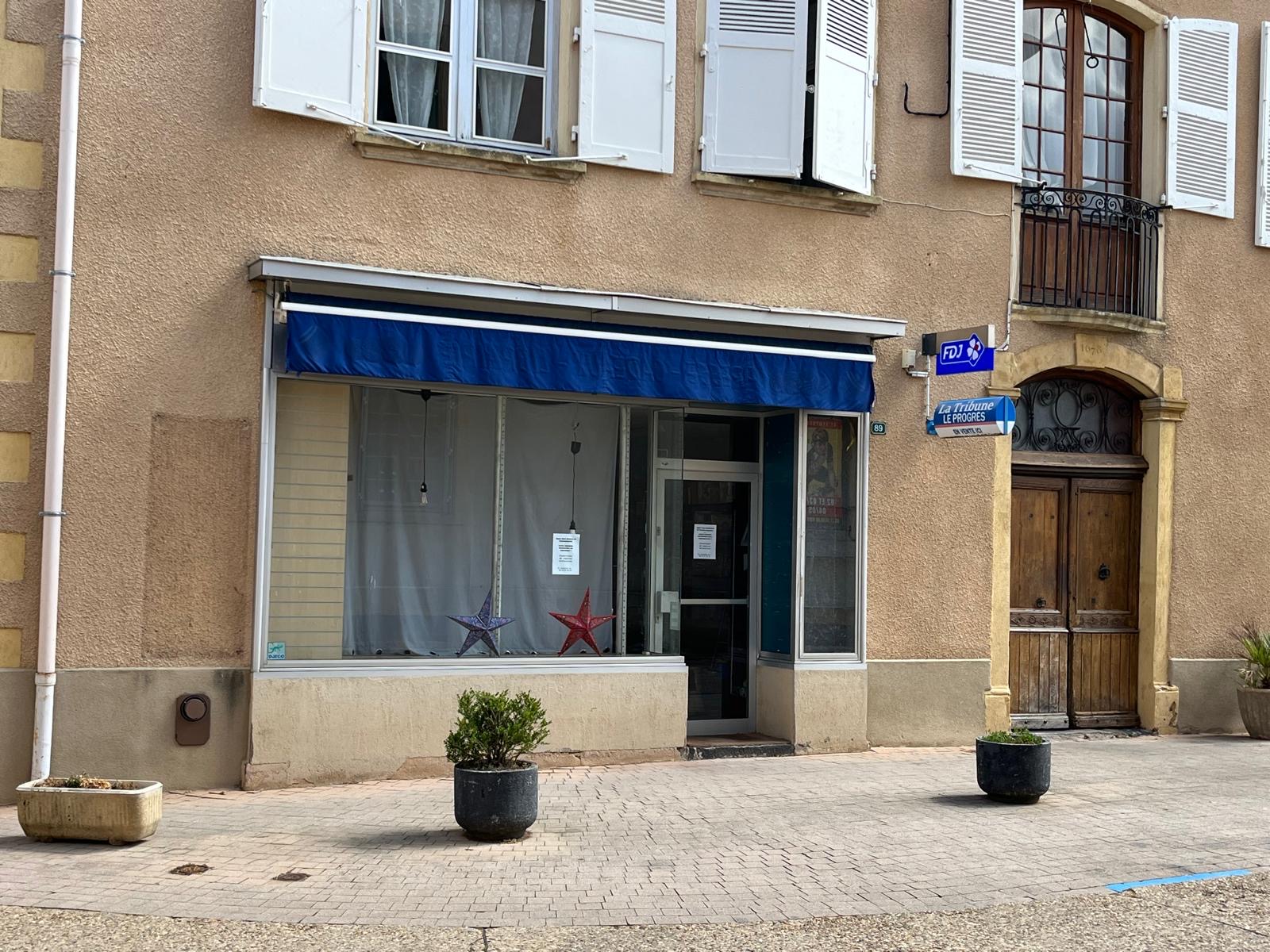 Local commercial de 40m2 avec appartement attenant de 75m2 à côté d’une boulangerie pâtisserie renommée et en face du théâtre des Mandardes. Suite à une liquidation judiciaire survenue en avril dernier, nous recherchons une personne ou un couple ayant l’âme commerçante, avec un projet innovant !
Possibilité de rassembler l’appartement et le local en fonction du projet, en prévoyant des travaux (participation du propriétaire)
Le stock (d’une valeur de 20k€) comprend : librairie, papeterie, carterie, jeux pr enfants et jeux de société. Stationnement minute devant le commerce et Parking à proximité.
Conditions et loyer attractifs
Exemple de concept : librairie café offrant de la petite restauration le midi  dans un salon cocooning, un espace de co-working, possibilité de soirées thématiques ponctuelles
Restons ouverts à toutes propositions pour redonner vie au centre village