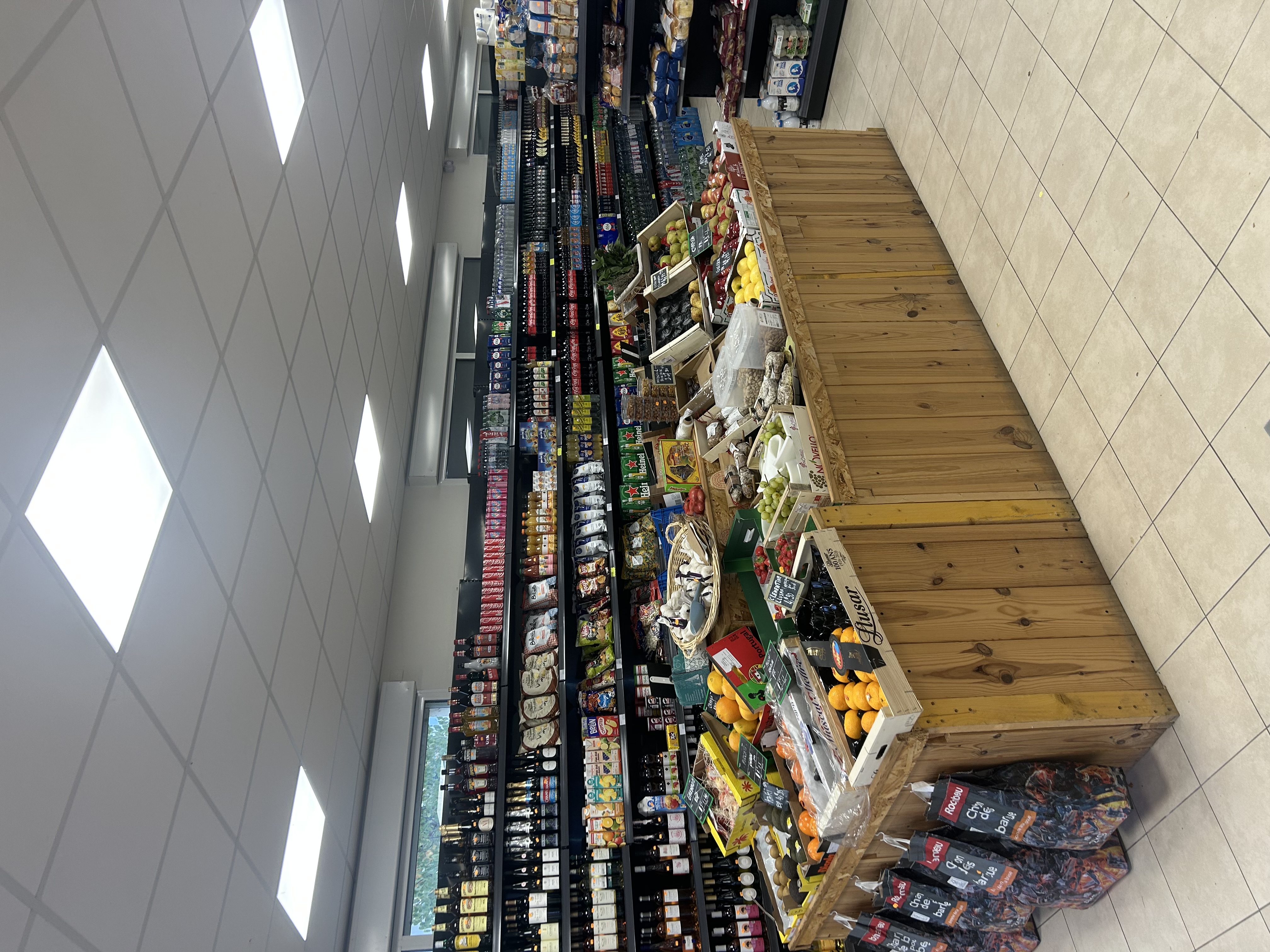 ÉPICERIE DE VILLAGE

Fruits & légumes • Produits locaux • Dépôt de pain

UNE BELLE OPPORTUNITÉ POUR UN COUPLE OU UN PORTEUR DE PROJET

LE COMMERCE

La commune de Dry propose la reprise de l’exploitation d’une épicerie de village dédiée aux fruits et légumes, aux produits locaux et au dépôt de pain. Le commerce bénéficie d’une clientèle locale régulière, ainsi que d’un passage de visiteurs et de touristes.

Horaires actuels : magasin ouvert tous les jours sauf le lundi.

UN VILLAGE VIVANT ET DES SERVICES À DÉVELOPPER

Dry est un beau village animé, avec une vie locale et des commerces et services de proximité, notamment un buraliste, un restaurant et un coiffeur.

Plusieurs possibilités peuvent représenter un potentiel pour le commerce :

* Livraison à domicile pour les personnes âgées.
* Commandes de la mairie à l’occasion des événements organisés dans le village.
* Vente de poulets rôtis, demandés par certains clients.
* Mise en place d’un relais colis, un service pour lequel il existe une demande.

Cette épicerie peut représenter une belle opportunité pour une personne ou un couple souhaitant se lancer dans le commerce, dans un village agréable et tranquille, tout en participant à la vie locale.   Le local surface environ 200 mètres compositions magasin arrière magasin wc bureau stationnement possibilité à proximité début d’activité souhaite 01/01/2027 loyers mensuel 400euro par mois