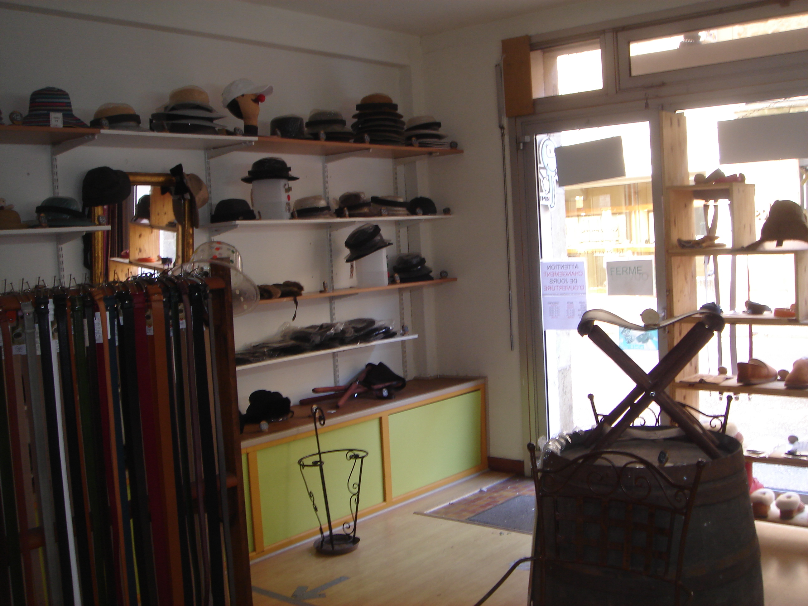 Cause retraite vente de la dernière  cordonnerie en activité à 50 kms à la ronde avec donc un beau potentiel de progression dans une petite ville du lot chargée d,histoire,au coeur d,une region magnifique,au carrefour de la dordogne,du cantal et de la corréze. 
St Céré,proche des villes de Biars et de Bretenoux (6kms usines Andros,Pierrot Gourmand,gare sncf,  plus de 20000 habitants) a donc tous les atouts pour accueillir une famille,avec école, colége,lycée,cinéma,théatre, piscine,hospital, nombreux clubs sportif et activités culturelles qui attirent une clientèle parisienne et touristique pendant les vacances ,ainsi que la proximité des sites mondialement connus de Rocamadour et le gouffre de Padirac. 
  
Le local de 61m²est situé dans la rue principale avec tous les commerces; la cordonnerie comprend la réparetion,la reproduction de toutes clés,la vente de produits d,entretient,de ceintures cuir,de chaussons en peaux d,agneau,chapeaux et casquettes. 

Demande de renseignements par mail ou sms.