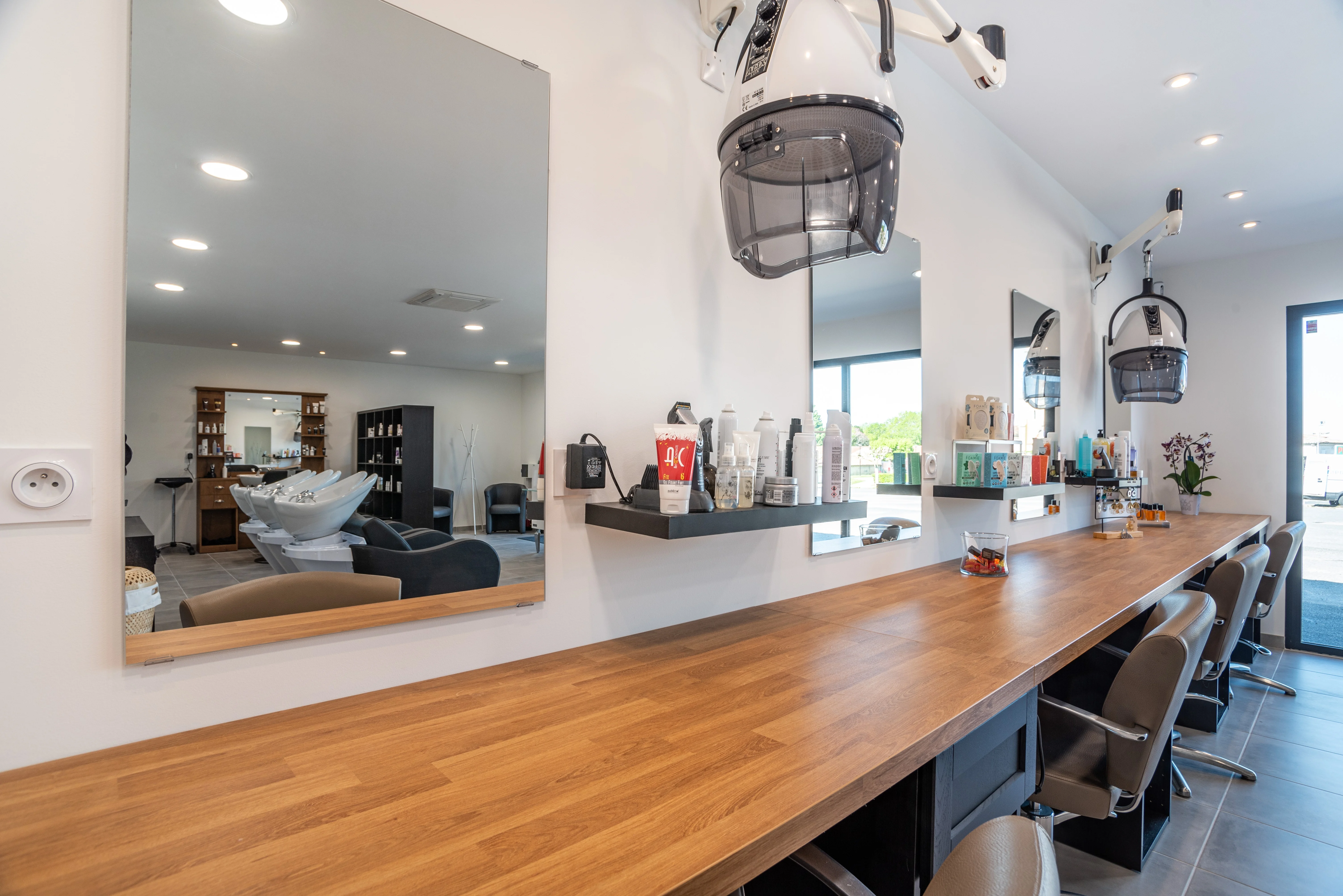 Local récent – Matériel récent – Parking – Aucun gros investissement à prévoir
Cause nouveau projet, cède fonds de commerce de salon de coiffure situé à Archiac, en Charente-Maritime.
Le salon est installé depuis mars 2022 dans un local commercial récent, moderne et parfaitement adapté à l’activité.
L’ensemble de l’agencement et du matériel professionnel a été installé neuf en 2022.
Le salon comprend :
• Environ 75 m² de surface
• Une salariée et un apprenti en 1ere année de CAP
• Matériel professionnel récent
• Agencement complet
• Aucun investissement lourd immédiat à prévoir
• 4 places de stationnement privatives
• Grand parking public gratuit d’environ 30 places à proximité
• Très bonne accessibilité
• Environnement commercial établi
Le salon est idéalement situé Place du Champ de Foire, à proximité immédiate d’une pharmacie et d’un bureau de tabac.

Les points forts :
✓ Local récent construit en 2022
✓ Salon entièrement équipé
✓ Matériel et mobilier récents
✓ Stationnement facile et gratuit
✓ Clientèle existante
✓ Bonne visibilité locale
✓ Possibilités de développement
✓ Bail commercial sécurisé possible

Le local offre également la possibilité de développer des activités complémentaires :
• Barbier
• Esthétique
• Onglerie
• Vente de produits
• Prestations beauté complémentaires
Le repreneur bénéficie d’un salon immédiatement exploitable sans avoir à supporter les coûts importants liés à la création et à l’équipement d’un établissement neuf.

Prix de cession du fonds :
37 000 €
Stock en supplément après inventaire.

Accompagnement possible lors de la reprise pour faciliter la transmission de l’activité et de la clientèle.
Informations financières et dossier de présentation disponibles après premier contact sérieux.
Idéal pour professionnel souhaitant s’installer ou développer son activité dans un salon récent, fonctionnel et prêt à travailler.
