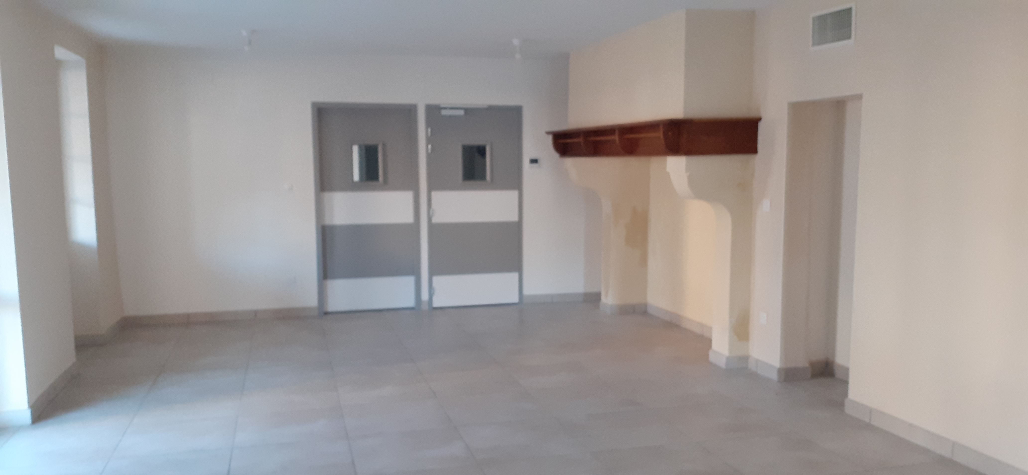 Proposition d'un bail commercial sans pas de porte.
Castelnau Chalosse , commune à une vingtaine de kilomètres de DAX, recherche son futur cafetier restaurateur. L'établissement appartenant à la Mairie a été refait entièrement à neuf et dispose d'un grand parking. Sa surface de 250m² (hors espace extérieur 40 m²) permet d'accueillir une centaine de couverts. Fermé depuis plusieurs années, il manque à la population locale et aux clients de passage. Le loyer est de 800€ HT mensuel incluant la licence IV. Les mobiliers du bar restaurant et équipements de cuisine sont à financer. 
Nos nombreuses associations sont très actives sur Castelnau, de nombreuses visites touristiques sont proposées à notre maison de la vannerie, ainsi qu'à notre quiller municipal qui propose une initiation à la pratique du jeu ancestral de quilles de neuf. Notre commune est située sur 2 axes routiers très fréquentés. L'Océan est à 50 mn et les Pyrénées à 1h . Nous sommes en plein cœur de la Chalosse, région dynamique et sportive située au sud du département des Landes. Nous ne connaissons pas de saison morte, à savoir: la période hivernale est animée avec les rencontres de basket très actif sur Castelnau et la période estivale rythmée par les nombreuses fêtes hebdomadaires organisées sur l'ensemble de notre belle région. D'autres atouts complètent l'attractivité de notre village.