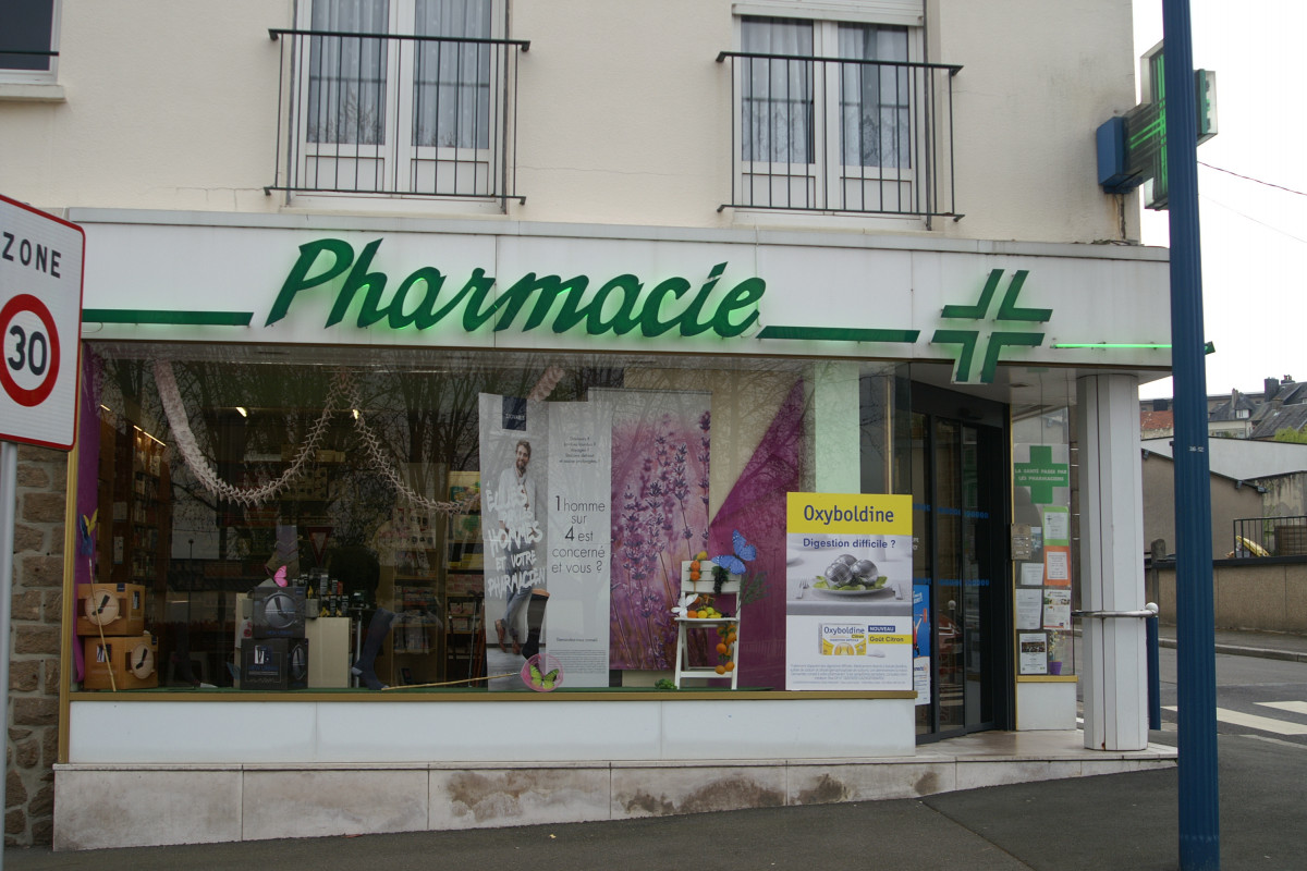 pharmacie du quartier de la gare de Vire Normandie, située en angle entre le rond-point et la place de la gare.