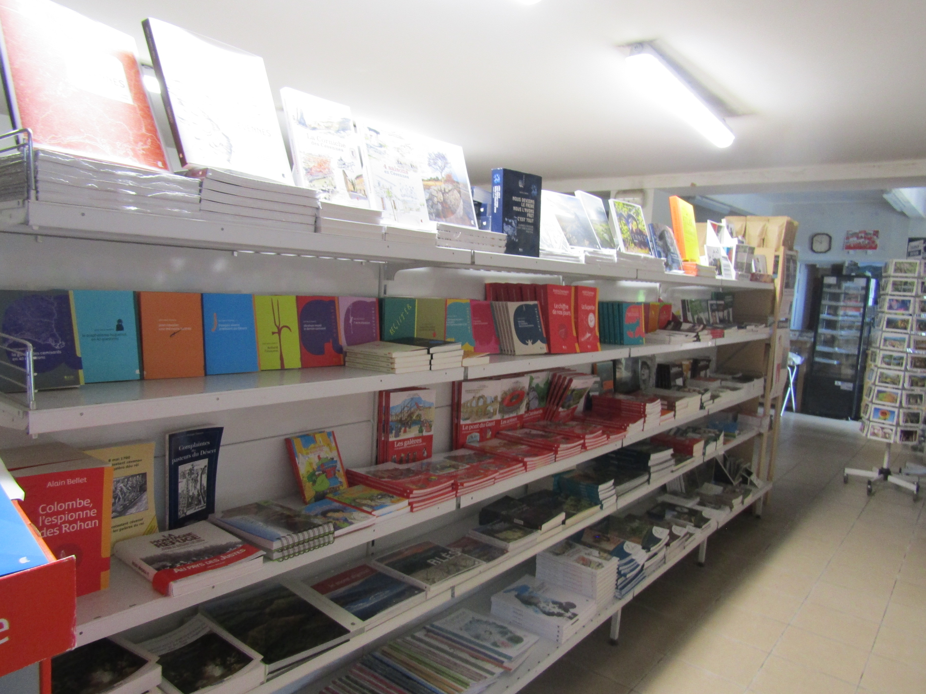 À céder, un multiservices : alimentation générale, librairie, presse, tabac, dépôt de gaz, dans le secteur sud Lozère. Ce commerce, implanté à l’entrée d’un village de 400 habitants, bénéficie d’une importante surface de vente (80 m²) et d’une réserve spacieuse aménageable. 
Cette épicerie, ouverte à l’année, se situe dans la rue principale du village. Elle est accessible à pied ou en voiture (places de parking devant l’établissement). 
Les activités pratiquées par cette épicerie traditionnelle sont : l’épicerie sèche, frais, surgelés, produits bio, produits locaux (miel, confiture, fromage, charcuterie), fruits - légumes, boissons et droguerie. En complément, cette épicerie propose la vente de tabac, la presse ainsi qu’un service de dépôt de gaz. Enfin, une importante partie de la boutique est consacrée aux livres. Le dirigeant, amoureux des livres, a développé cette offre et a su partager sa passion avec sa clientèle. Bon connaisseur de vins, il a su fidéliser sa clientèle grâce à ses conseils.
Cette dernière est composée de particuliers (des locaux et des touristes en période estivale). Cette commune connaît une forte affluence de mai à septembre (randonneurs, vacanciers séjournant dans les différents établissements d’accueil aux alentours et les habitants des résidences secondaires.)
Commerce sans enseigne et sans salarié.
Selon ses besoins, le repreneur peut être accompagné par le cédant au démarrage de l’activité.
Bail commercial : 330€ /mois
Vente du fonds de commerce : 92 800 €
Référence de l'annonce : L0494