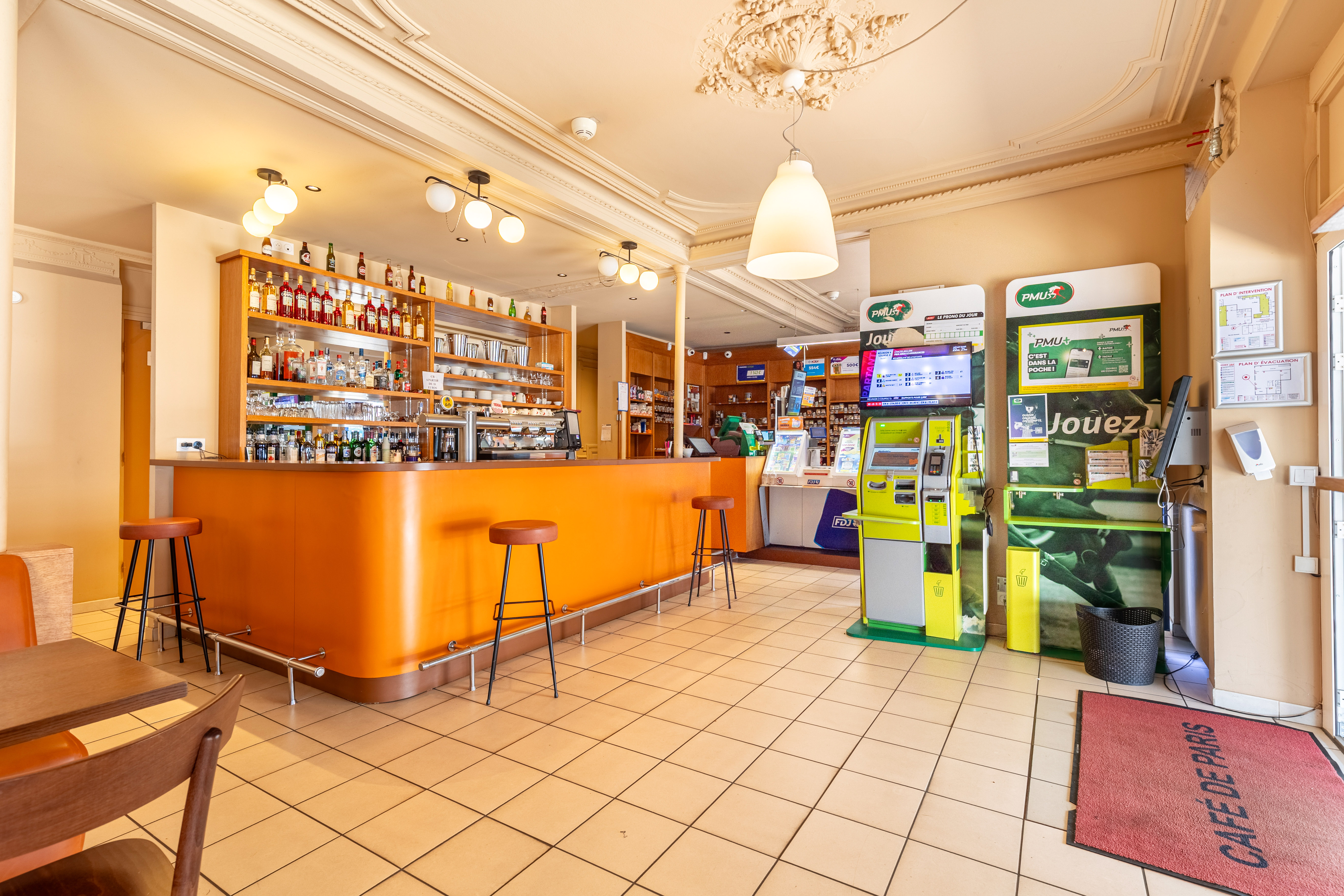 Fond de commerce à vendre / Centre-ville de Lesparre-Médoc
CA moyen sur 3 ans : 435 336 €

L'affaire regroupe plusieurs activités complémentaires :
- Hôtel avec entrée indépendante : 9 chambres + 1 appartement de fonction ( 2 chambres / 1 bureau / pièce de vie / salle d'eau )
- Café / Bar
- Restaurant
- Tabac
- PMU
- Française des Jeux
- Vente de produits annexes (confiserie, accessoires fumeurs, téléphonie...)

Salle de restaurant non exploité à ce jour, qui laisse entrevoir un développement du CA supplémentaire.

Cette diversification constitue un véritable atout en assurant une activité régulière tout au long de l'année et en limitant la dépendance à une seule source de revenus.

Les chiffres clés sur 3 exercices :
- Chiffre d'affaires moyen sur les 3 derniers exercices : 435 000 €
- EBE retraité moyen : 160 000 € par an
- Hôtel : 77 000 € de CA annuel moyen
- Bar / Café : 126 000 € de CA annuel moyen
- Commissions Tabac : 110 000 € par an
- Commissions FDJ : 39 500 € par an
- Commissions PMU : 6 500 € par an
- Ventes annexes : 76 000€ par an

L'établissement présente des résultats réguliers et une rentabilité solide, offrant une base d'exploitation saine avec un potentiel de progression pour un repreneur souhaitant développer la restauration, l'activité hôtelière ou optimiser les amplitudes d'ouverture.
Tarif hôtel actuel :
Nuitée 77,00 euros Juillet et Août 87,00 euros
Petit-déjeuner 8,00 euros
Petit-déjeuner – 12 ans 6,00 euros
Taxe de séjour 0,90 euros
Lit bébé 10,00 euros
Lit sup. 20,00 euros

Parking privé de plusieurs places, idéale pour la partie hôtellerie.

Bail commercial loyer HT/HC / an : 33 000€

1 salarié en CDI

Prix de cession : 383 600 € FAI ( négociable !! )