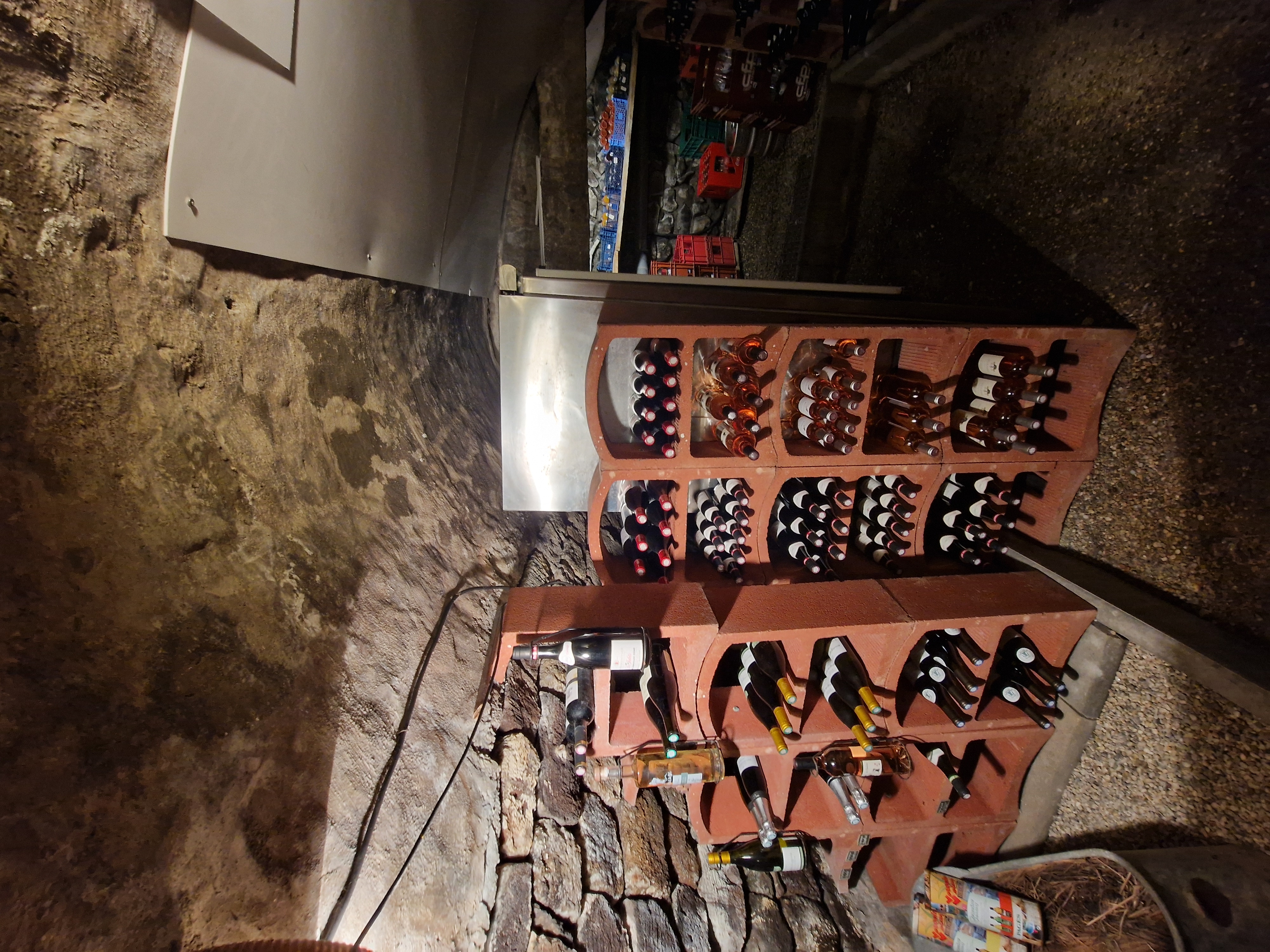 À céder, restaurant traditionnel bénéficiant d’un emplacement stratégique au cœur du Puy-en-Velay, sur la place Cadelade proche de la gare, au départ du célèbre chemin de Saint-Jacques-de-Compostelle, générant une clientèle locale, régionale, nationale et internationale.

Exploité depuis 2001, l’établissement bénéficie d’une notoriété reconnue depuis plus de 25 ans, construite autour d’une cuisine traditionnelle généreuse et conviviale mettant à l’honneur les spécialités du terroir et les produits régionaux. L’établissement est notamment apprécié pour son identité culinaire authentique, ses plats typiques, ses viandes, ses spécialités fromagères et sa cuisine familiale, constituant une véritable signature auprès d’une clientèle fidèle et touristique.

L’établissement dispose d’une capacité d’accueil d’environ 100 couverts, répartis entre 2 salles de restauration ainsi que 2 terrasses offrant 36 places, représentant un véritable atout pour l’activité saisonnière et touristique.

L’activité bénéficie également d’une Licence IV permettant une activité bar complémentaire.

Le fonds comprend un équipement complet et professionnel : cuisine équipée Charvet, machine à café, friteuse, armoires positives et négatives, machine à glaçons, arrière-bar, trois tirages pression (sans contrat fournisseur) ainsi que l’ensemble du matériel nécessaire à l’exploitation.

Les locaux développent :

Salle de restaurant (x2) : 80 m²
Laboratoire : 25 m²
Zone de stockage : 15 m²
2 terrasses extérieures dont une permanente en bois.
Fort potentiel de développement avec 3 appartements type F3, 2 studios duplex et espaces complémentaires pouvant accueillir de nouvelles activités.

Le propriétaire est également prêt à céder l’ensemble immobilier, comprenant le restaurant, les appartements ainsi qu’un local de stockage pouvant être transformé en local commercial avec vitrine, offrant des perspectives complémentaires de développement et de valorisation.

Le cédant est prêt à accompagner le repreneur pendant 2 mois afin de faciliter la transmission.

Affaire idéale pour un couple, un projet familial ou un investisseur recherchant une activité reconnue avec un fort potentiel de développement dans un secteur touristique majeur.

En cas de rachat, merci de vous adresser au conseiller CCI pour étudier les subventions possibles en cas d'investissements (rénovation, matériel, mobilier etc.)