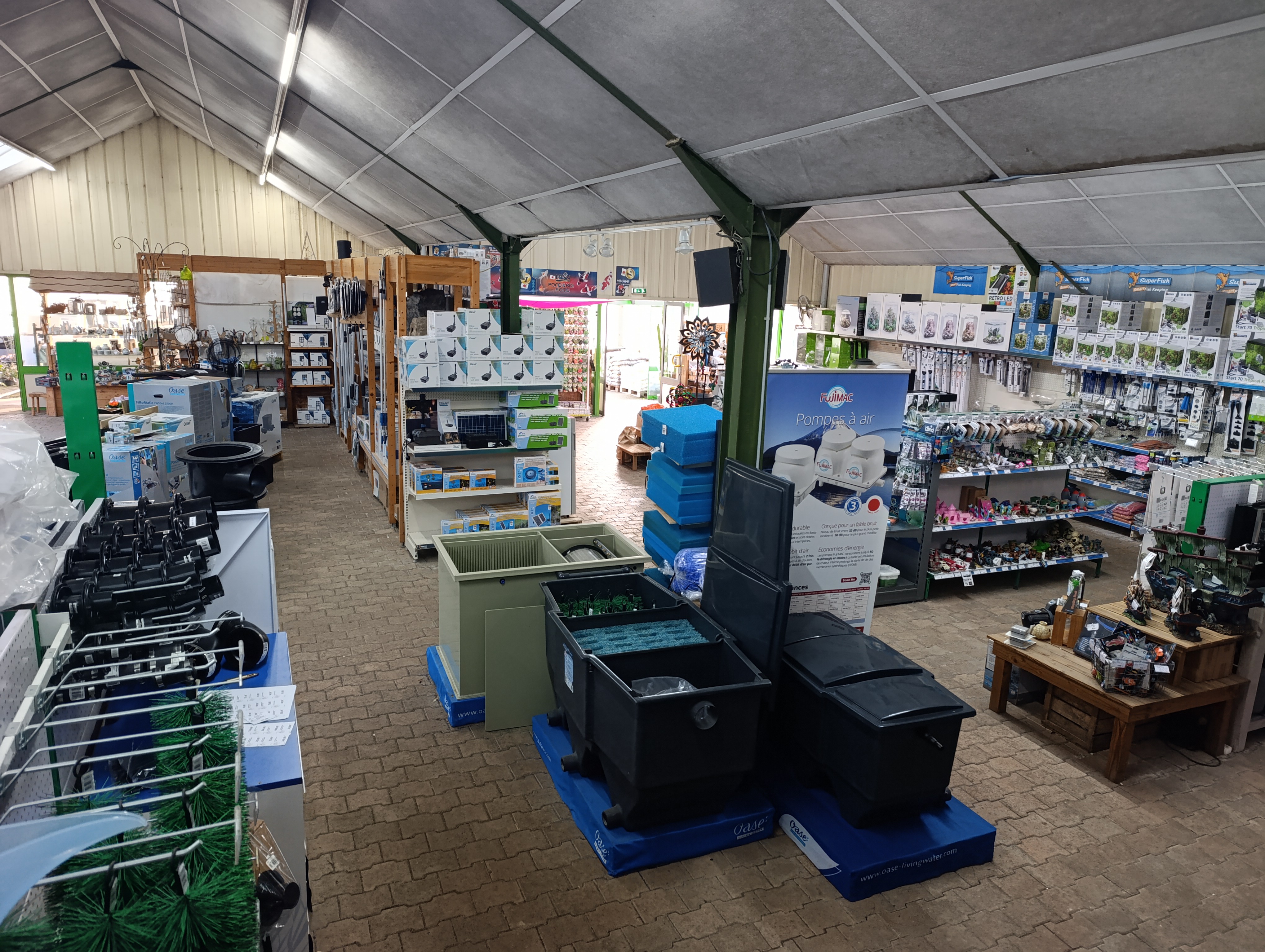 Vente fond de commerce jardinerie spécialisée en matériel, poissons et plantes de bassin ainsi qu'une production de fleurs annuelles.
L'activité se compose d'un accueil physique en magasin ainsi que d'une boutique en ligne fonctionnelle. Logiciel de caisse et matériel informatique récent.
Actuellement 2 personnes travaillent sur l'entreprise.
Ensemble de production de 15000 m² exploitables avec un forage fonctionnel (pompes récentes), une serre de production de 1200m², une serre de vente de 600m², une pépinière couverte de 400m² et d'un magasin en dur de 240m², un bureau de 10m² et un toilette.
Surface CDEC 1980m²
Loyer 1750€ TTC / mois.
Possibilité de racheter un utilitaire et un chariot élévateur en +

Prix négociable et possibilité de racheter les murs (le prix ne comprend pas le stock)