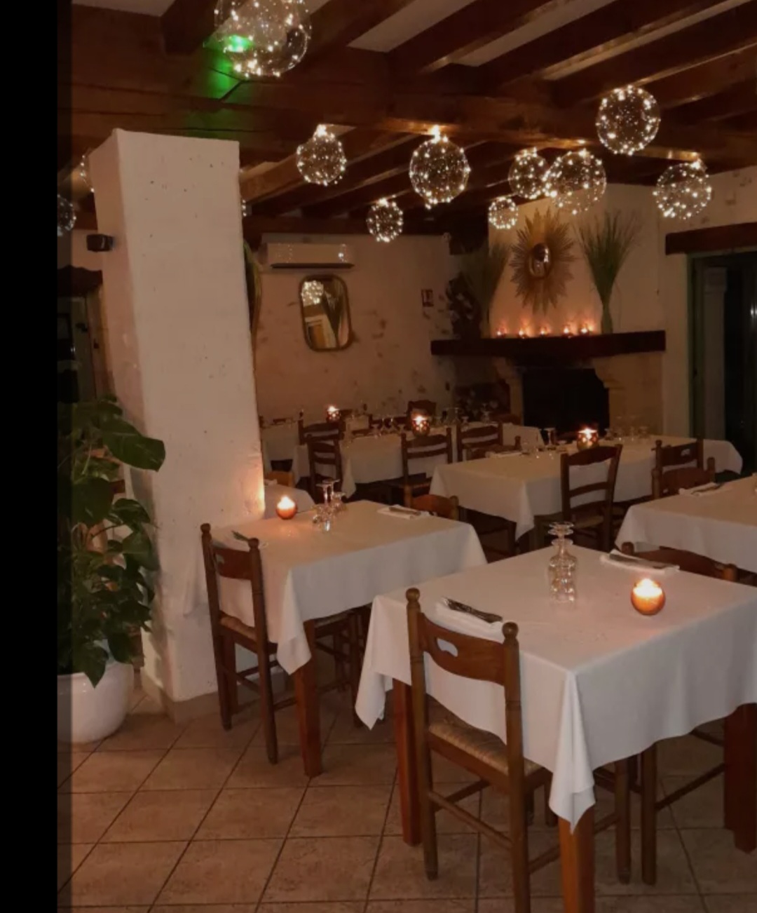 Situé au cœur de Bourg-Du-Bost, entre Ribérac et Aubeterre, ce restaurant de 150 m² représente une excellente opportunité pour les entrepreneurs de la restauration. Disposant d'une salle intérieure pouvant accueillir 50 convives et d'une terrasse de 40 places, cet établissement est idéal pour profiter des belles journées ensoleillées. La configuration comprend également une salle de bar, une cuisine aux normes, des sanitaires et une réserve, permettant ainsi une exploitation fluide et efficace. L'emplacement central garantit une visibilité optimale et un accès facile pour les clients. De plus, le faible loyer, lié à la propriété communale, et la mise à disposition d'une licence 4 par la mairie sont des atouts majeurs pour un démarrage rapide de l'activité. Le restaurant est actuellement opérationnel, ouvert du Mardi au vendredi midi, ce qui laisse une marge de développement considérable. Enfin, cet établissement se trouve en Zone de Revitalisation Rurale (ZRR), offrant des avantages fiscaux non négligeables. Une possibilité d'accompagnement par les propriétaires est également à envisager. Ne manquez pas cette chance d'acquérir un bien clé en main dans une région dynamique.