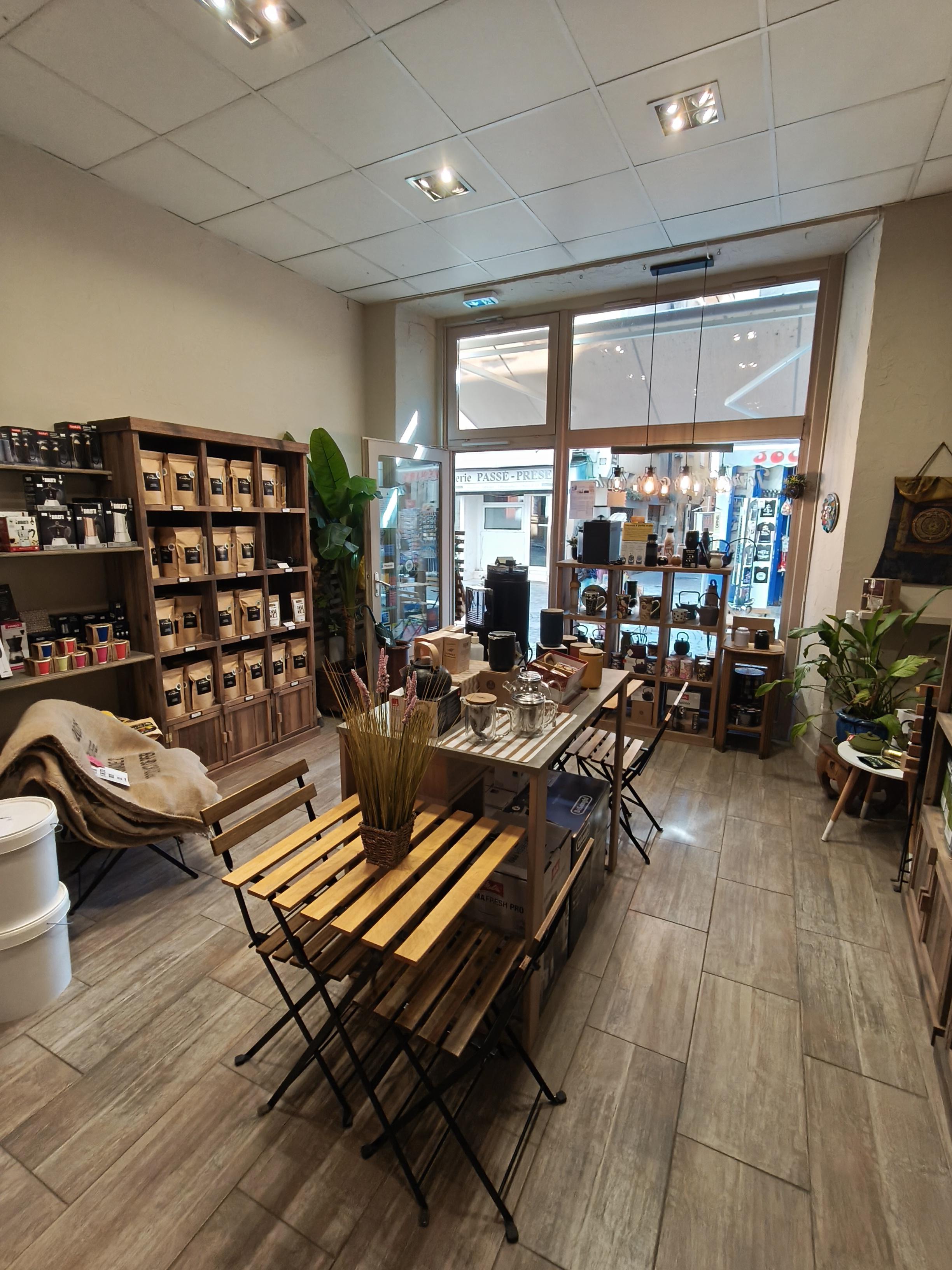 Activité : Torréfaction artisanale, vente de cafés et thés, vente de machines, accessoires et petite épicerie fine.

Emplacement numéro 1 : centre-ville, rue piétonne principale dans la capitale de l’Ubaye, Alpes de Haute Provence (04).

Locaux : Boutique 60 m2 et réserve 15 m2 à l’étage. Matériel de torréfaction professionnel et espace de vente complet. Torréfacteur GIESEN 6kgs électrique.

Atouts : Clientèle fidèle de particuliers et professionnels. Affaire créée en 2021 et en progression constante. 

Bail commercial : Loyer mensuel attractif 630€.
Prix du fonds de commerce : 105 000€ hors stock.
Chiffre d’affaires et bilans sur demande.
