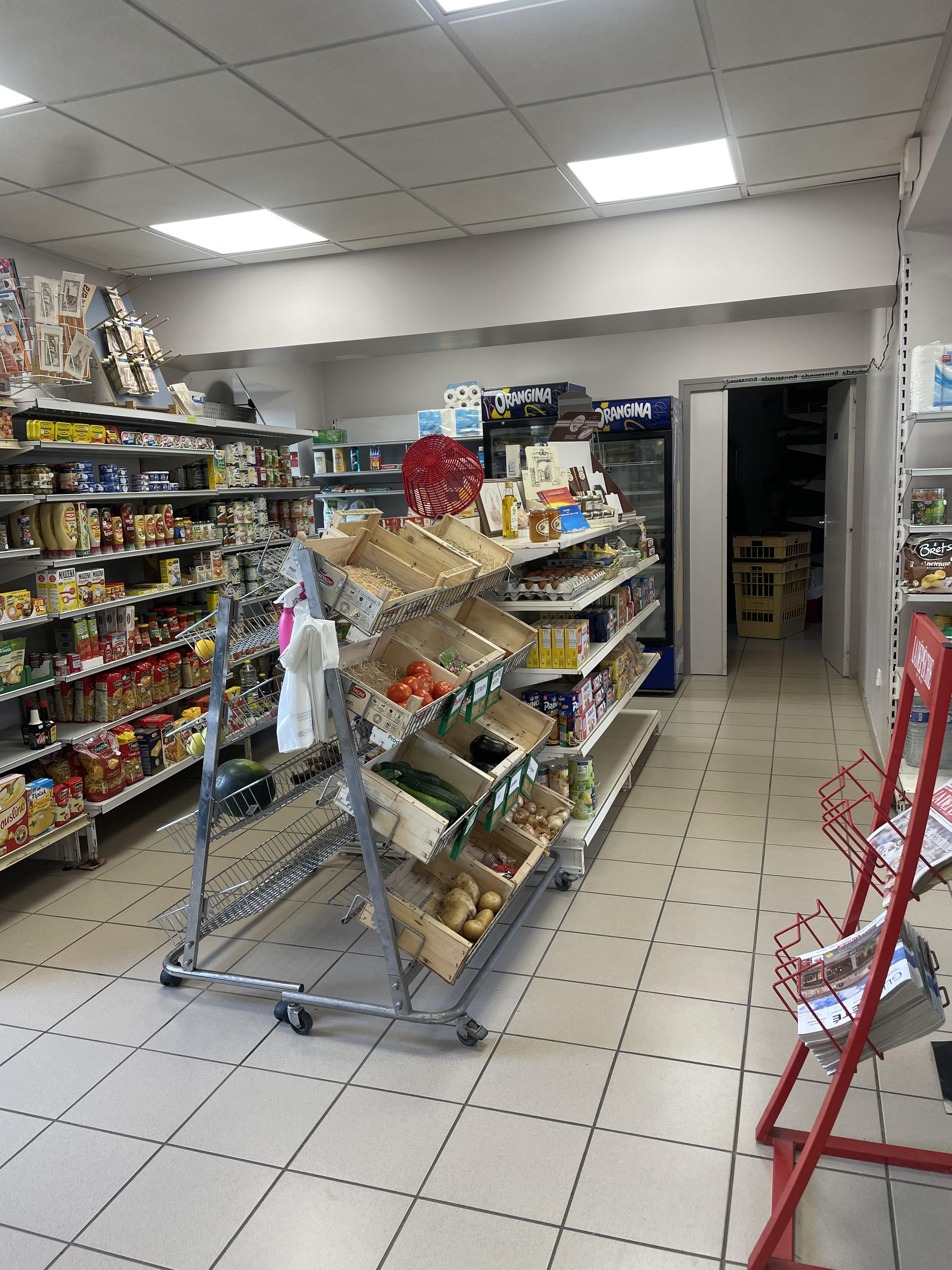 Vends fond de commerce d'une épicerie/bar multi-services "sans enseigne" en plein cœur du village de Caumont (82).
Petit village de 350 habitants qui comprend une école maternelle avec regroupement scolaire.
L'épicerie avec sa clientèle fidèle composée majoritairement de particulier ainsi que de collectivités,associations locales et entreprise,propose différents services dans ces 129m2 tel que :
- L’alimentation générale, fruit et légumes, vitrine de charcuterie et fromage a la coupe, dépôt de pain et pâtisserie, dépôt de gaz. (60m2)
- Service rôtisserie
- Service de colis "Mondial relay" et "coli prive"
- Café bar avec licence IV
- Une agence postale communale ( revenue fixe)
- Une réserve de 35m2 avec chambre froide
- Buvette a la fête du village
Les murs appartiennent a la commune avec un loyer modère.

Pour toutes questions, n'hésitez pas à me contacter.