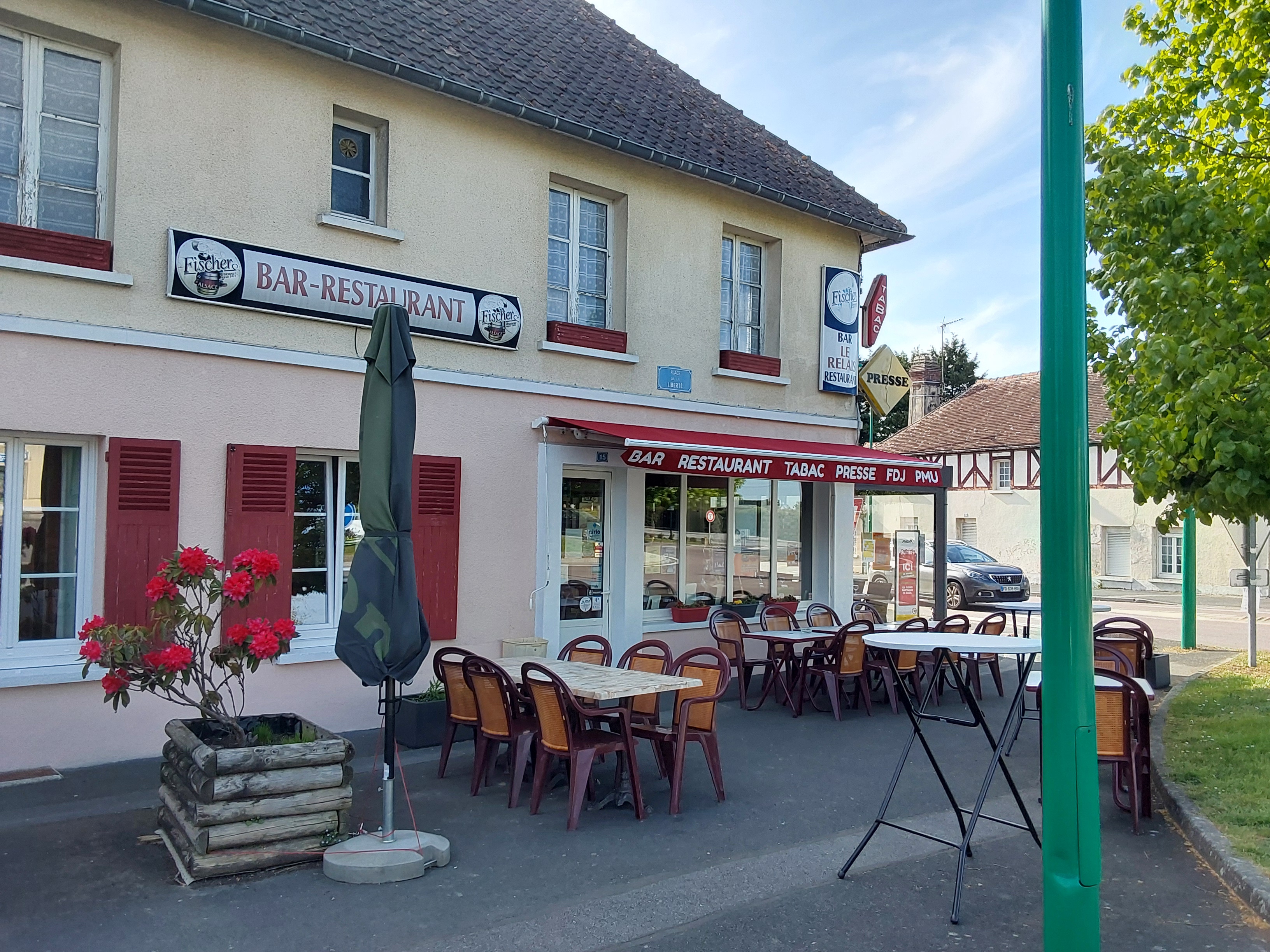 Activité  tenue et développée depuis 21 ans en commerce de proximité et multi activités. Cadre de vie agréable  Très bon emplacement no 1 avec clientèle fidèle Fort potentiel
