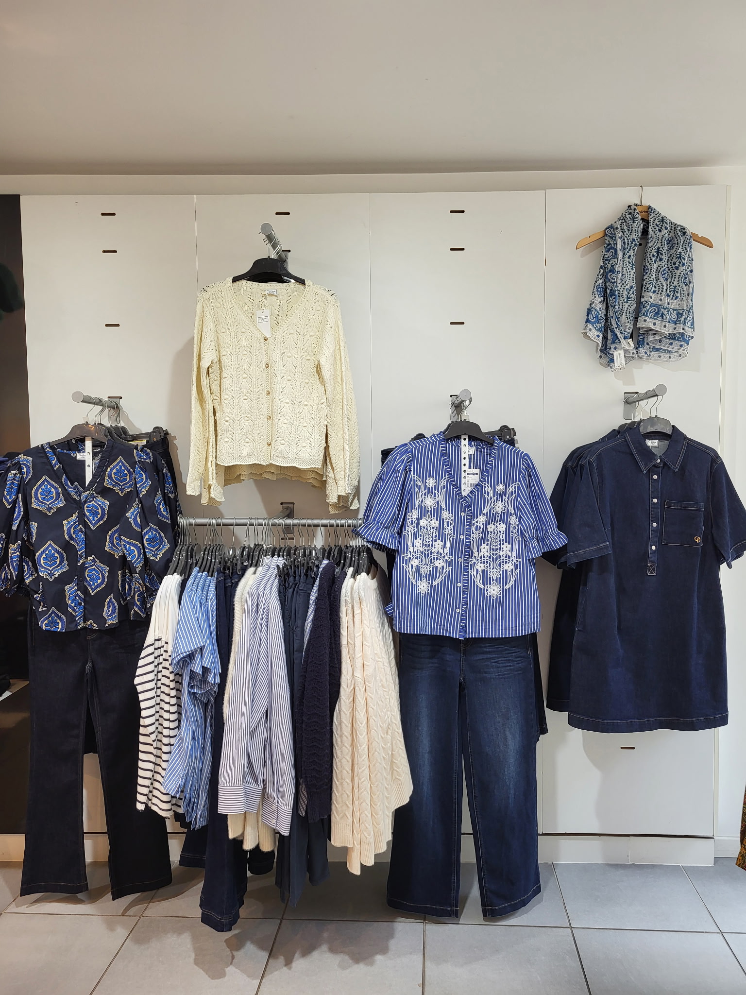 [COMMERCE A VENDRE] 📢

🧵 Et si votre prochain projet entrepreneurial prenait vie à La Souterraine ?

Une belle opportunité s’offre à vous avec la reprise d’un commerce de prêt-à-porter multimarques et fil à tricoter (Boutique Phildar), idéalement situé en plein cœur de ville.

Pourquoi ce commerce mérite votre attention ?
• Emplacement stratégique avec forte visibilité (vitrine neuve et lumineuse)
• Clientèle fidèle construite sur plusieurs années
• Flux complémentaire avec une clientèle touristique estivale
• Magasin en excellent état, fonctionnel et prêt à travailler immédiatement
• Surface confortable : 80 m² de vente + 20 m² de réserve
• Stationnement à proximité

📊 Des bases solides pour entreprendre :
• Chiffre d’affaires : 110 000 € HT (2025)
• Prix du fonds : 20 000 €
• Stock en sus (estimé entre 40 000 € et 60 000 €)
• Loyer annuel attractif : 7 200 €

Que vous soyez commerçant expérimenté ou porteur de projet en reconversion, cette boutique représente une opportunité accessible pour entreprendre avec un risque maîtrisé, dans une ville dynamique à taille humaine.

📍 La Ville de La Souterraine, c’est aussi un cadre de vie agréable, une vie locale active et un environnement propice au développement de votre activité.

📞 Informations et contact :
Muriel PERUCAUD : 06.82.93.46.75